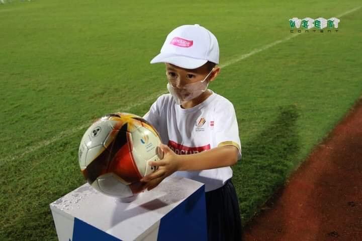 Cậu bé 'thần may mắn' của U23 Việt Nam trong trận mở màn bóng đá nam Sea Games 31 là ai? - Ảnh 2