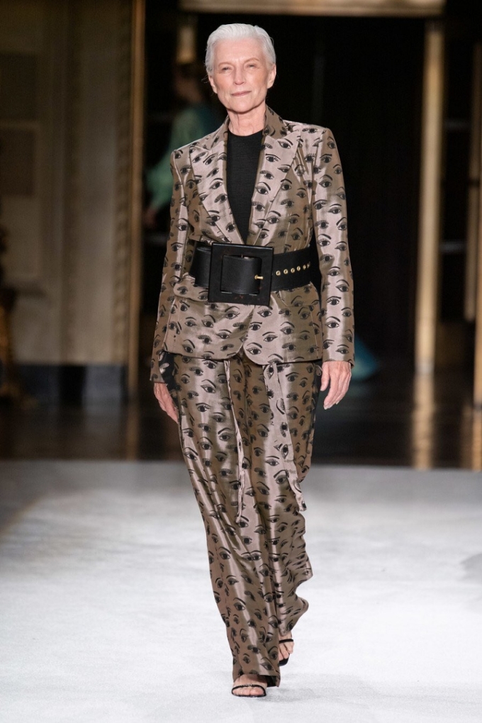 Tuổi U80, mẹ tỷ phú Elon Musk diện áo tắm vẫn khiến hội thiếu nữ chạy dài - Ảnh 2