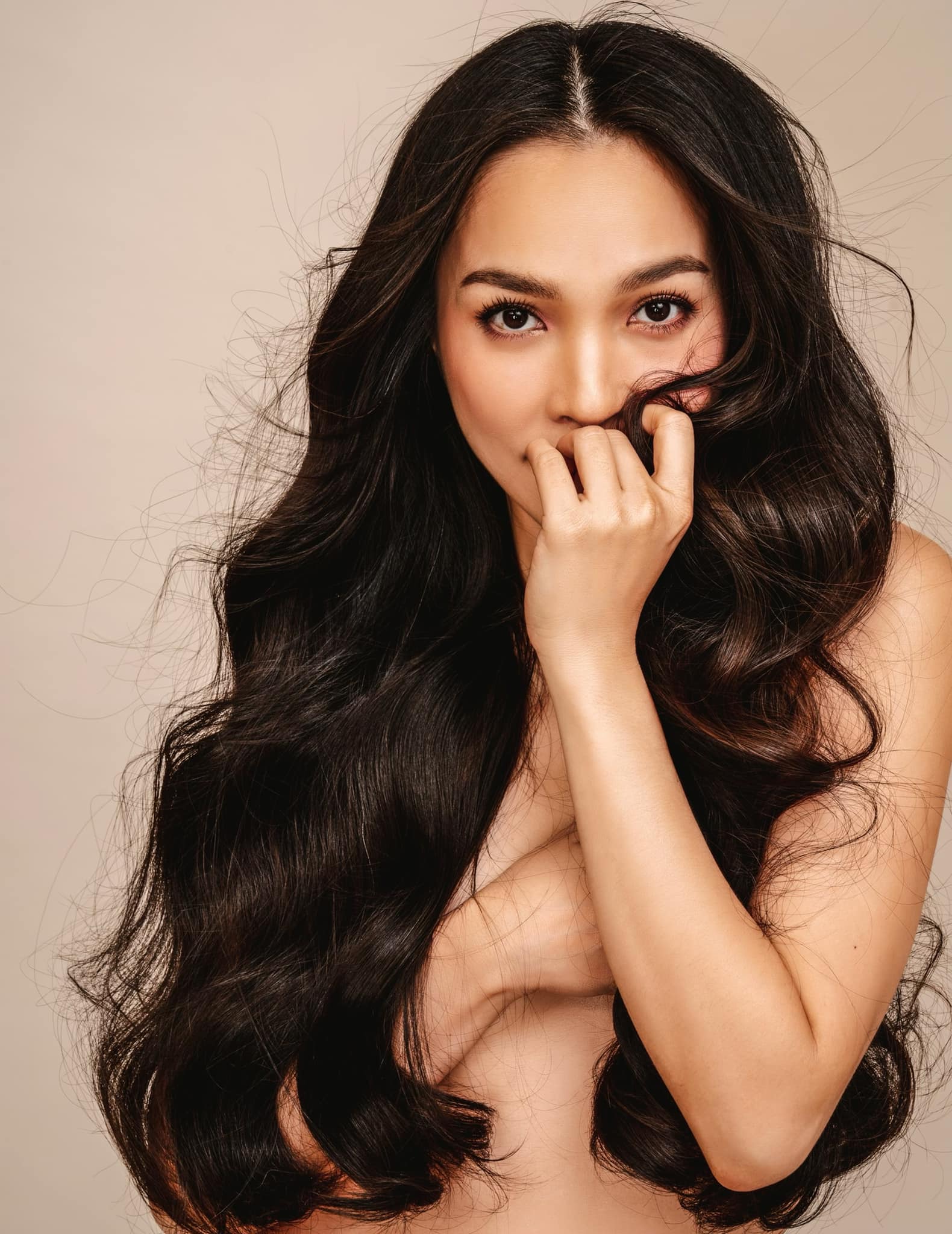 Ca sĩ Hiền Thục tung ảnh cởi hết ở tuổi 41 - Ảnh 1