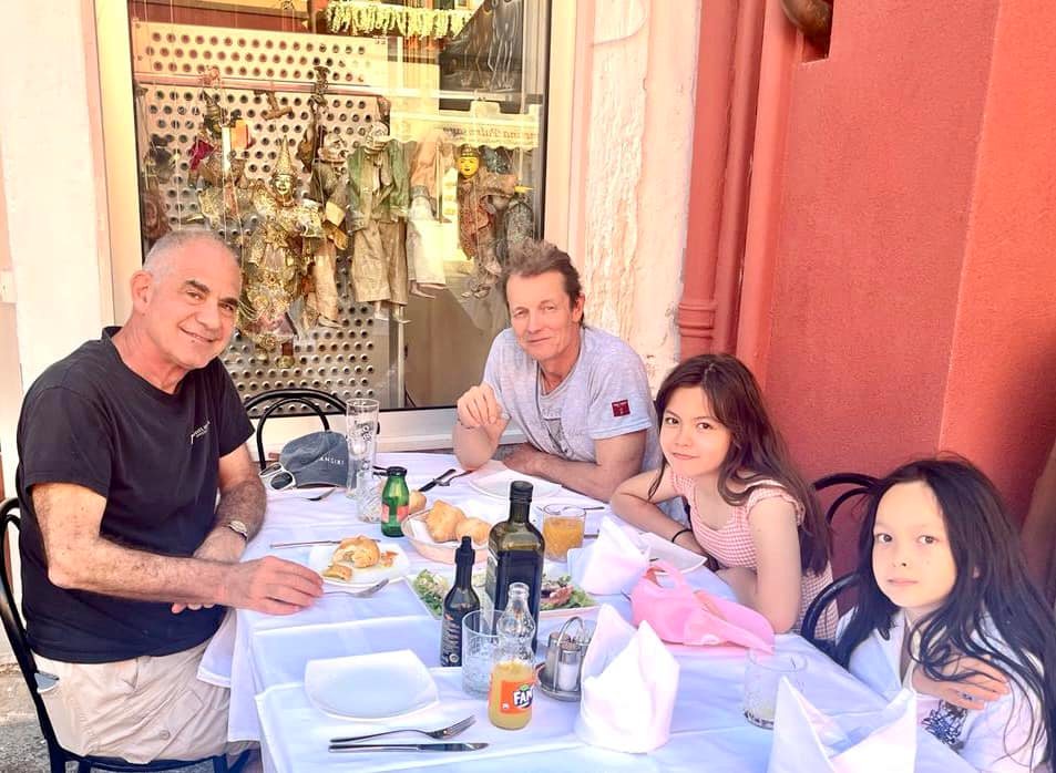 Diva Hồng Nhung yên tâm chạy show vì đã có bạn trai thay việc chăm sóc và lo lắng cho các con - Ảnh 1