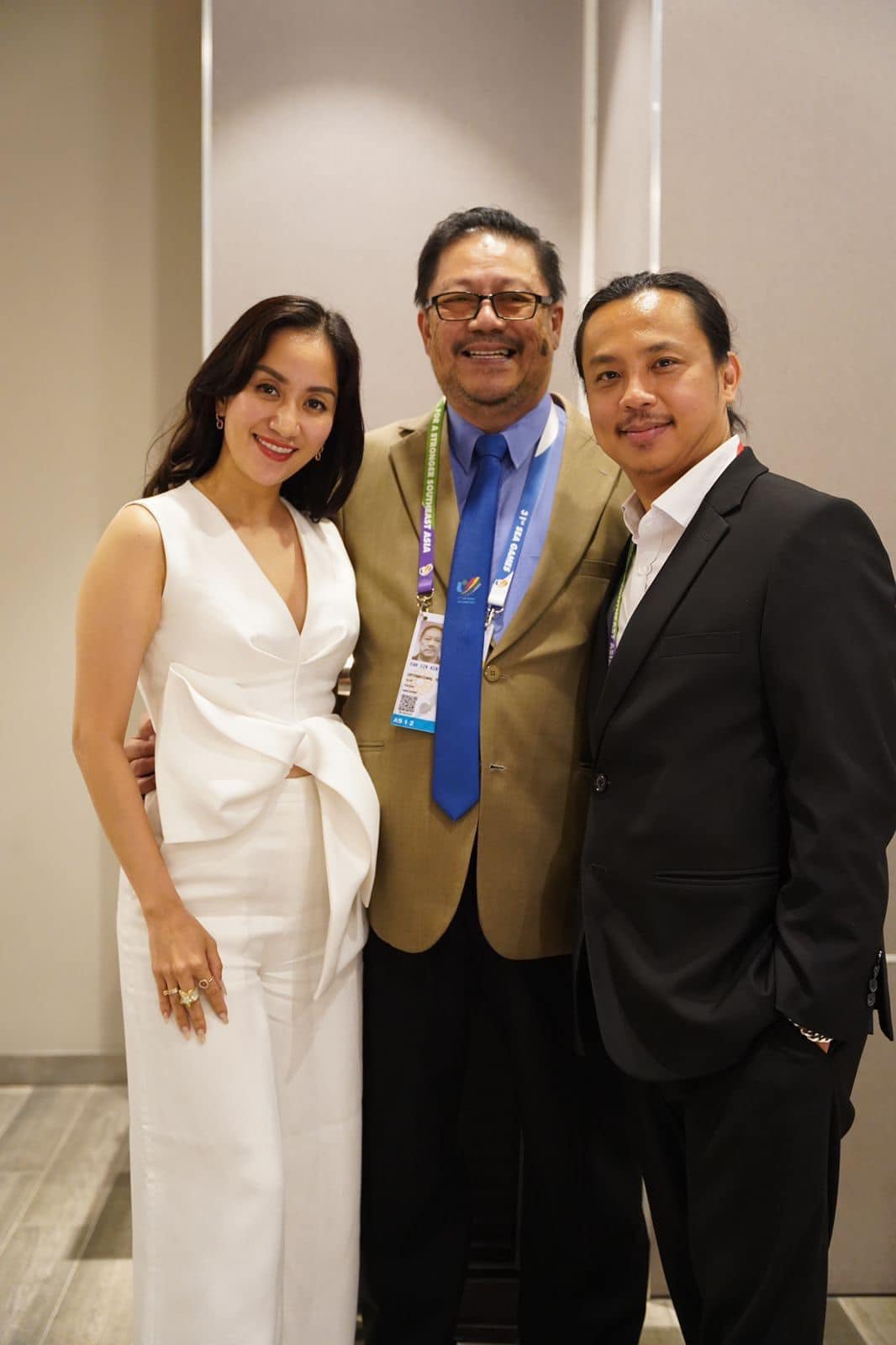 Khoảnh khắc đẹp của SEA Games 31: Khánh Thi ôm người yêu cũ và chồng nghẹn ngào, xúc động - Ảnh 1