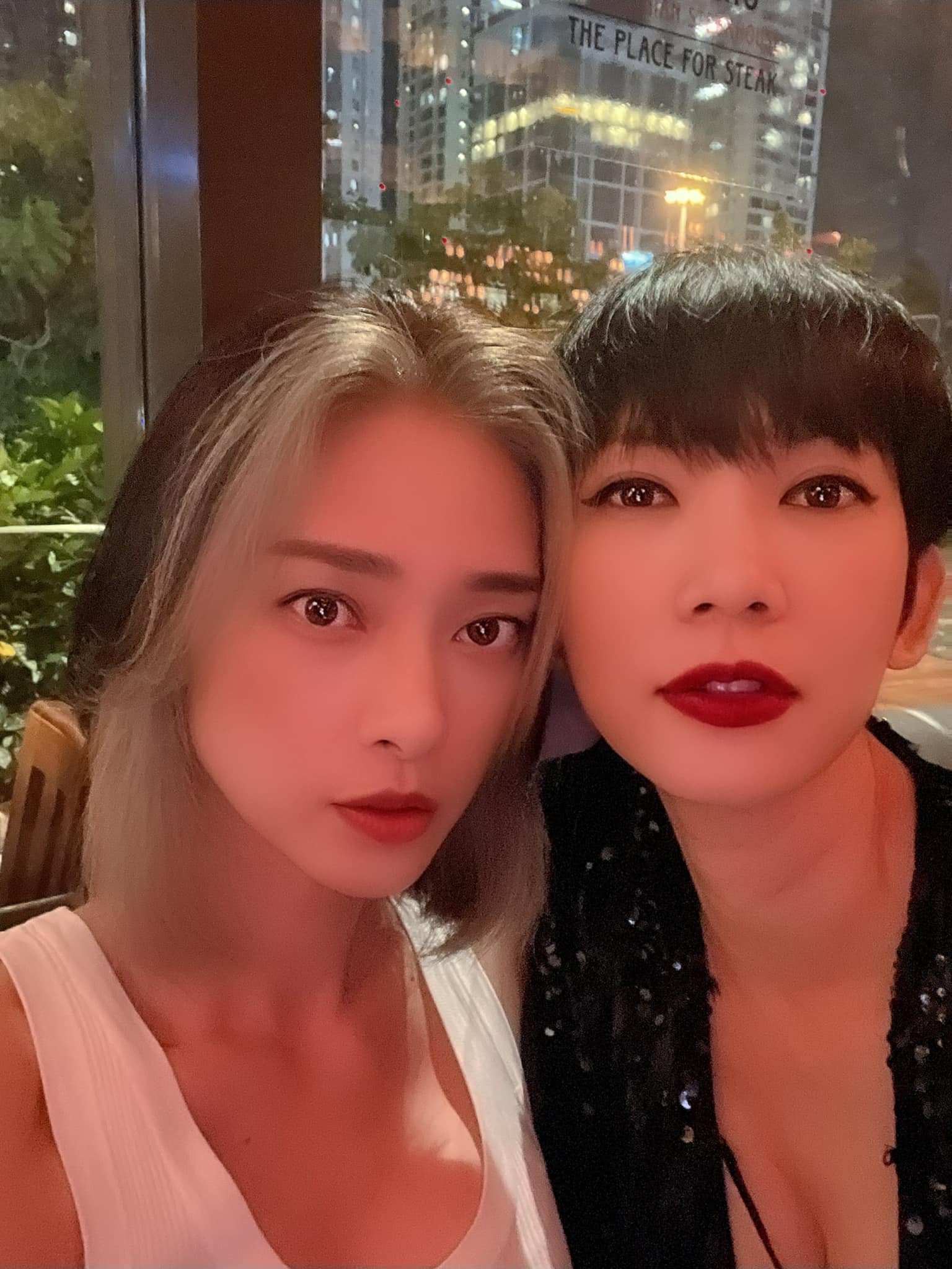 Sau hơn một tuần đám cưới với chồng trẻ, Ngô Thanh Vân bất ngờ xuất hiện với mái tóc bạc nửa đầu? - Ảnh 1