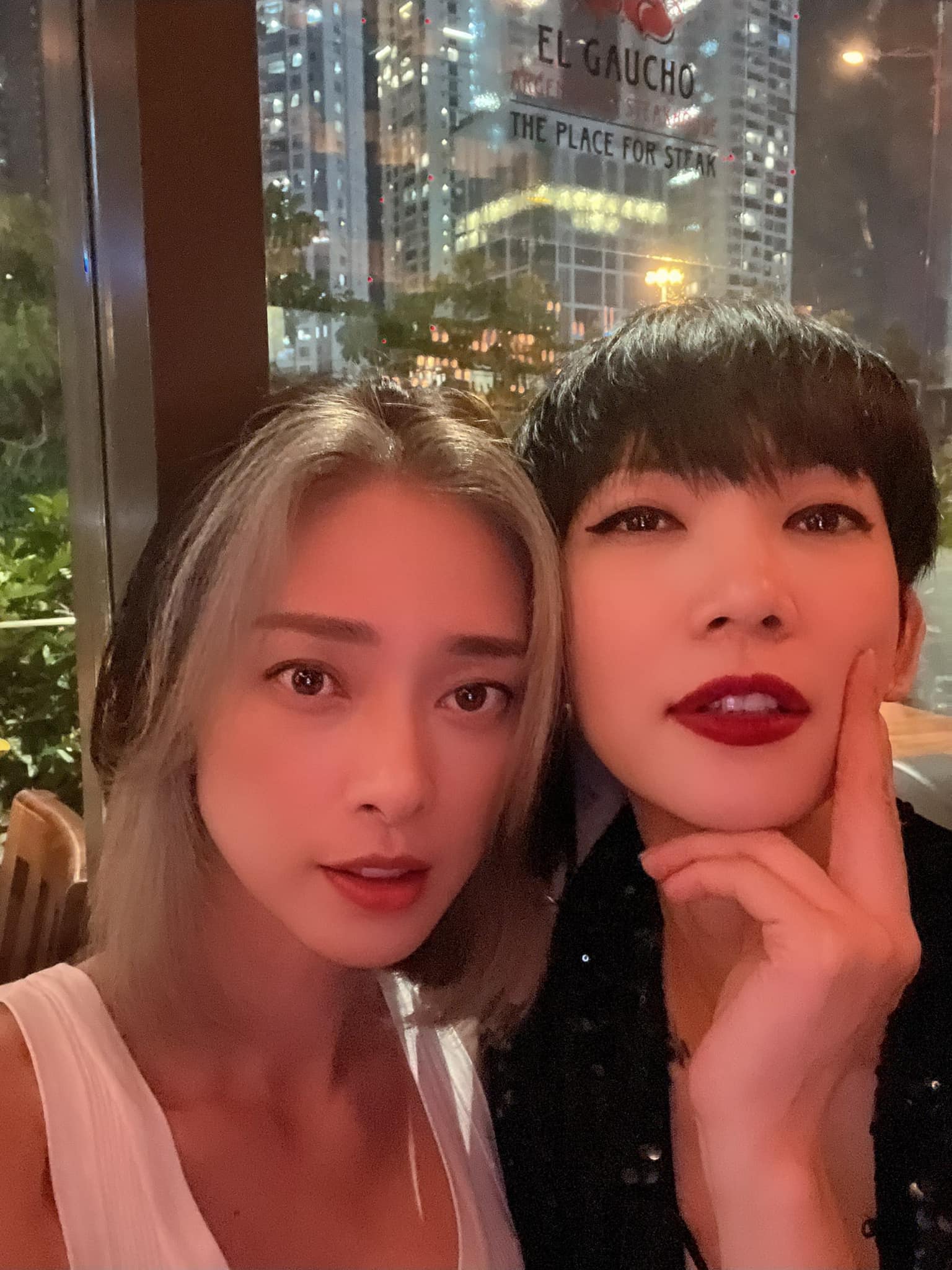 Sau hơn một tuần đám cưới với chồng trẻ, Ngô Thanh Vân bất ngờ xuất hiện với mái tóc bạc nửa đầu? - Ảnh 2