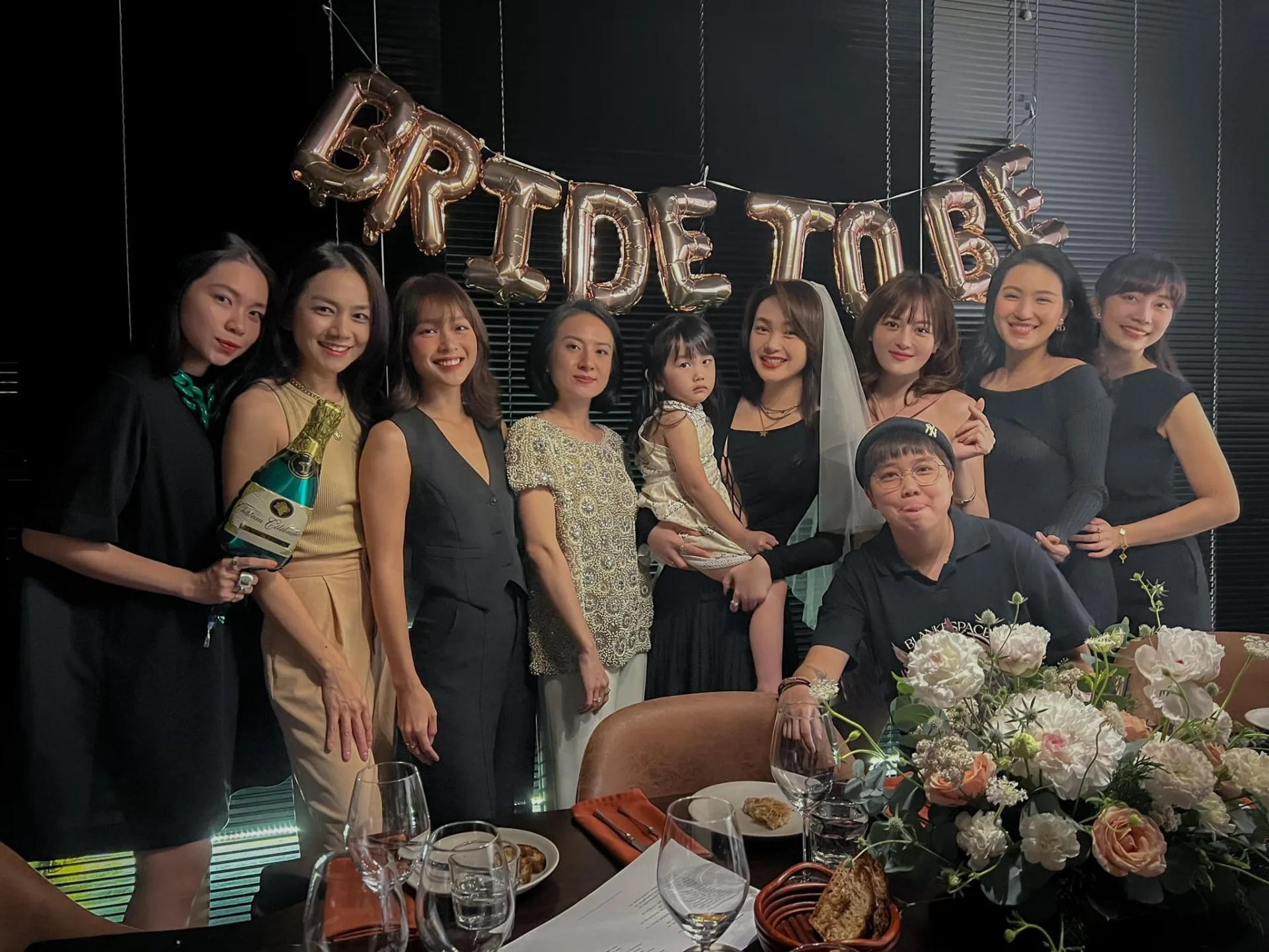 Minh Hằng được tổ chức tiệc độc thân bất ngờ, lúc đi hú hồn lúc về 