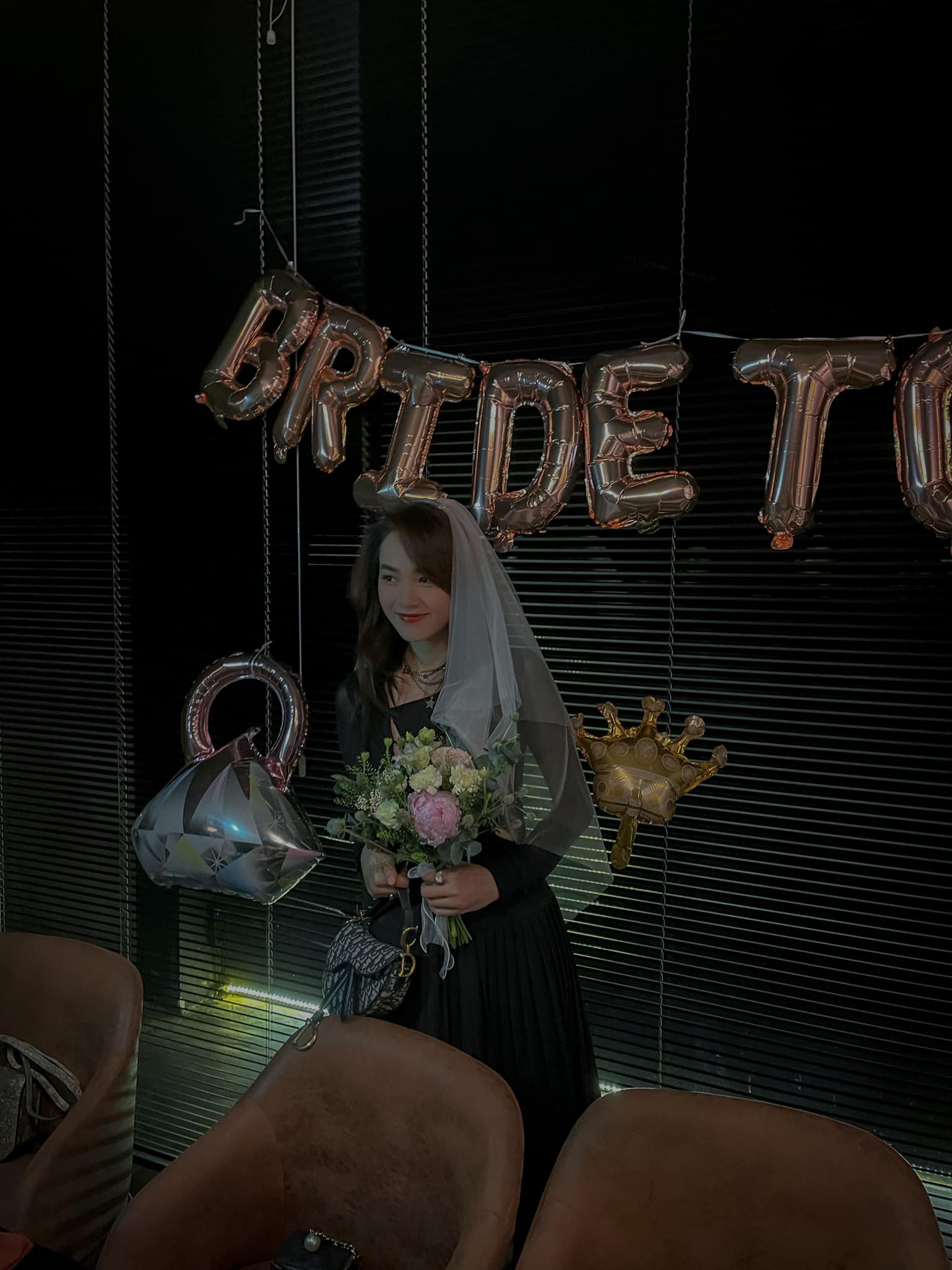 Minh Hằng được tổ chức tiệc độc thân bất ngờ, lúc đi hú hồn lúc về 