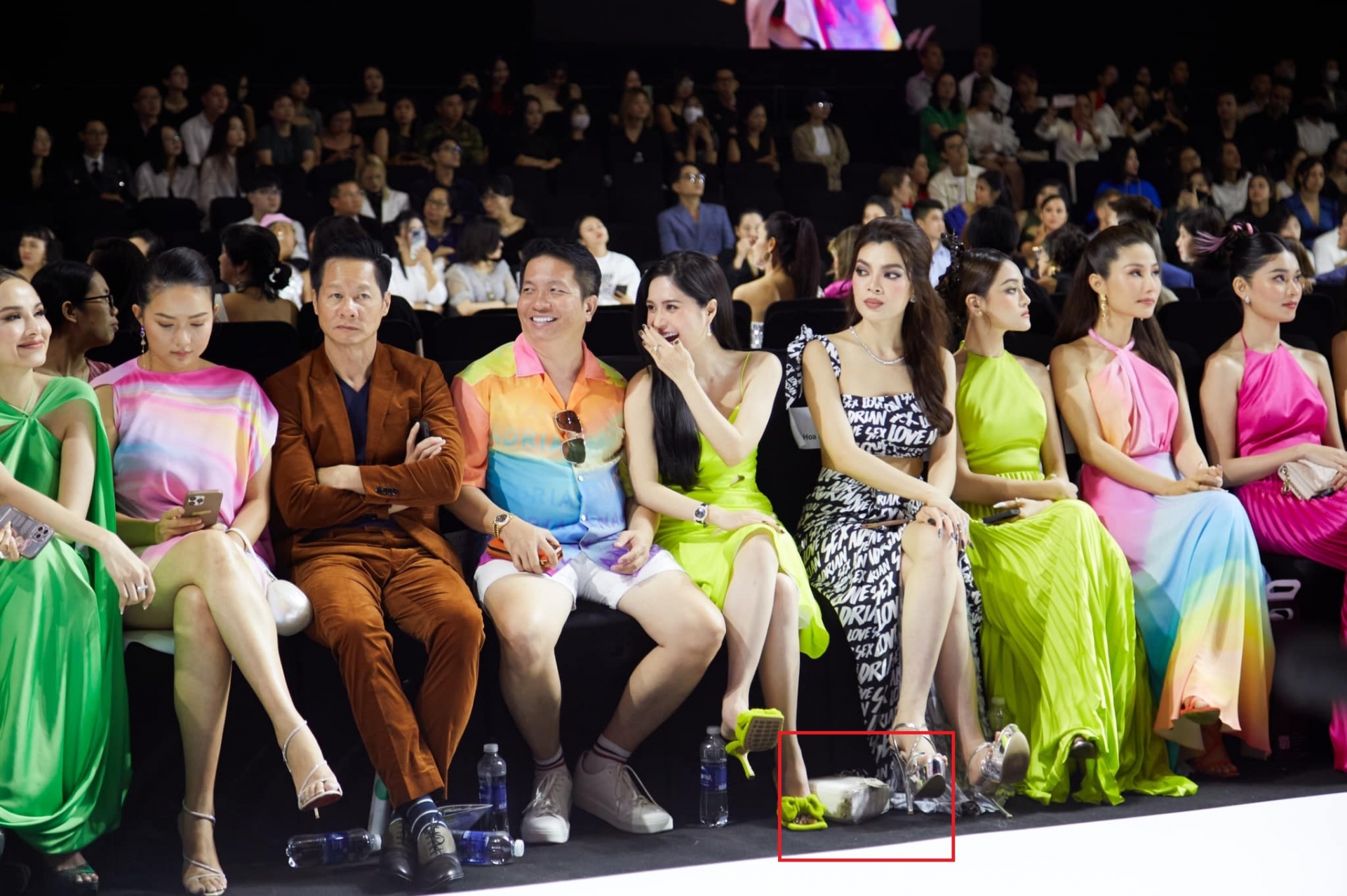 Khoảnh khắc Đoàn Di Băng dùng chiếc túi 700 triệu để tạo điểm nhấn cho đôi chân - Ảnh 1