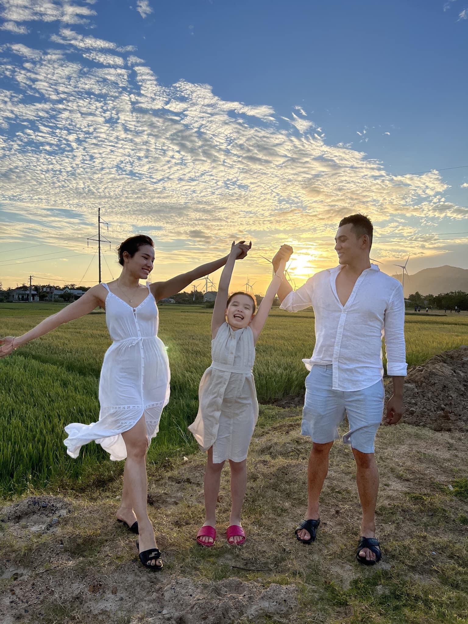 Lý Bình khoe khung hình ba người hạnh phúc, dân mạng chỉ giục mau chóng có tin vui - Ảnh 1