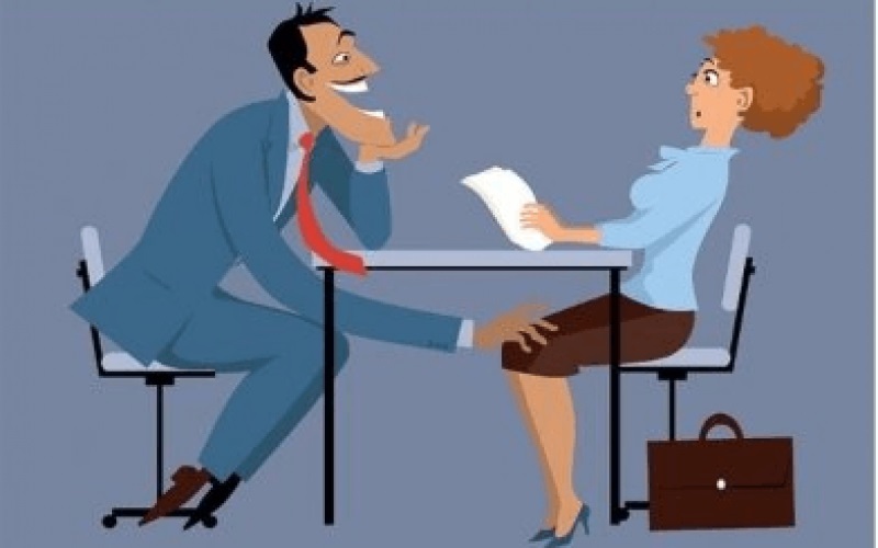 Nhìn gợi tình, nháy mắt liên tục, cử chỉ ngón tay được xếp là hành vi quấy rối tình dục nơi công sở - Ảnh 1