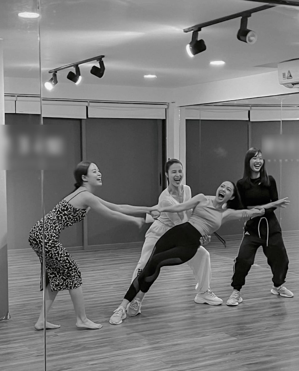 Lộ diện thiệp cưới của Minh Hằng, đơn giản Ngô Thanh Vân - Ảnh 1