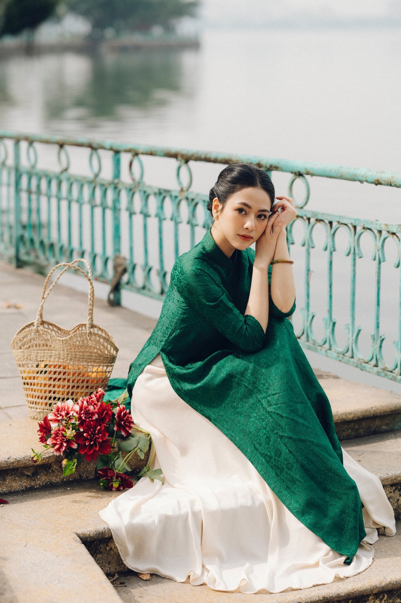 Việt Hoa xinh như tranh vẽ trong loạt ảnh diện áo dài xanh - Ảnh 1