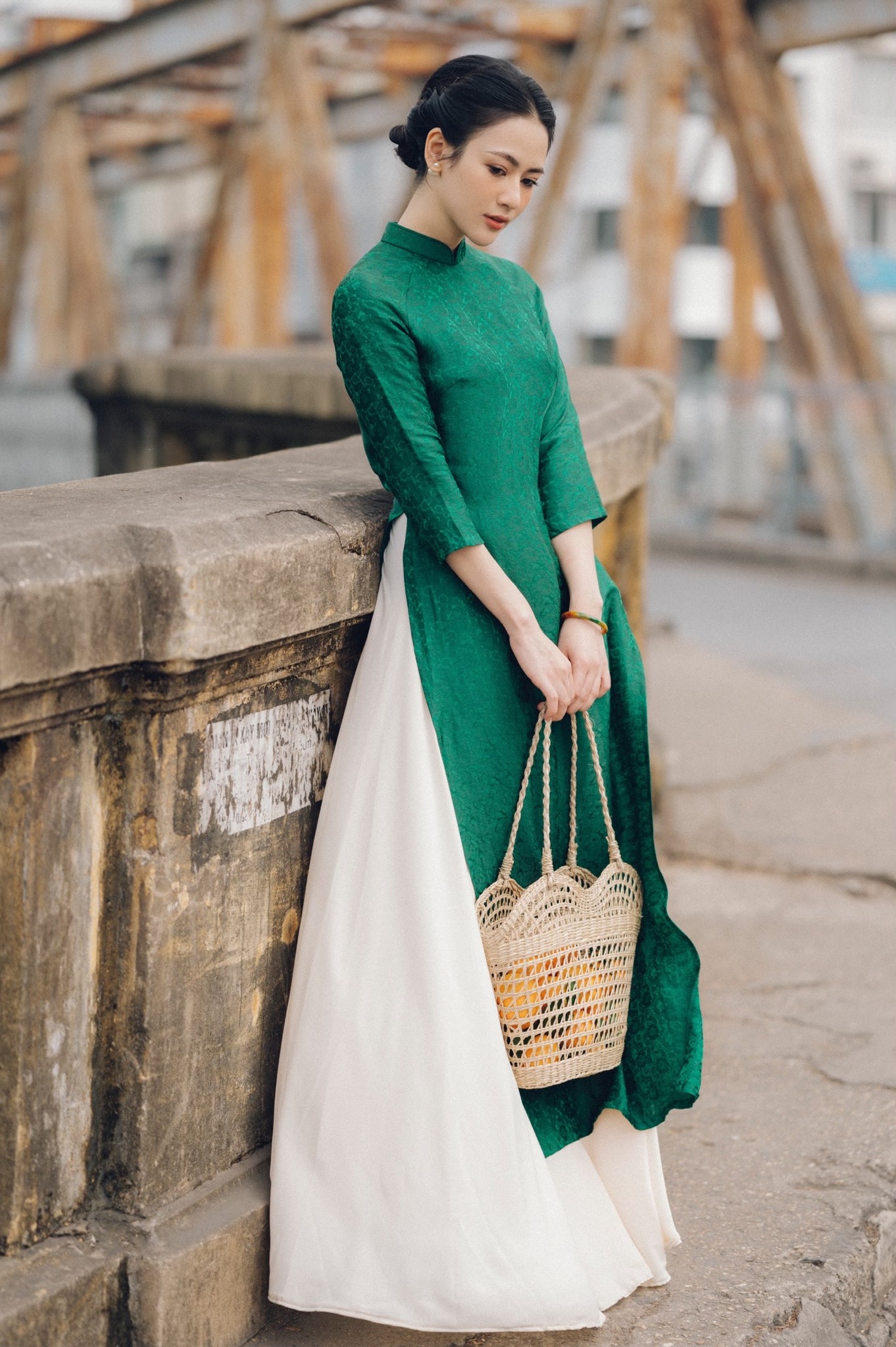 Việt Hoa xinh như tranh vẽ trong loạt ảnh diện áo dài xanh - Ảnh 2