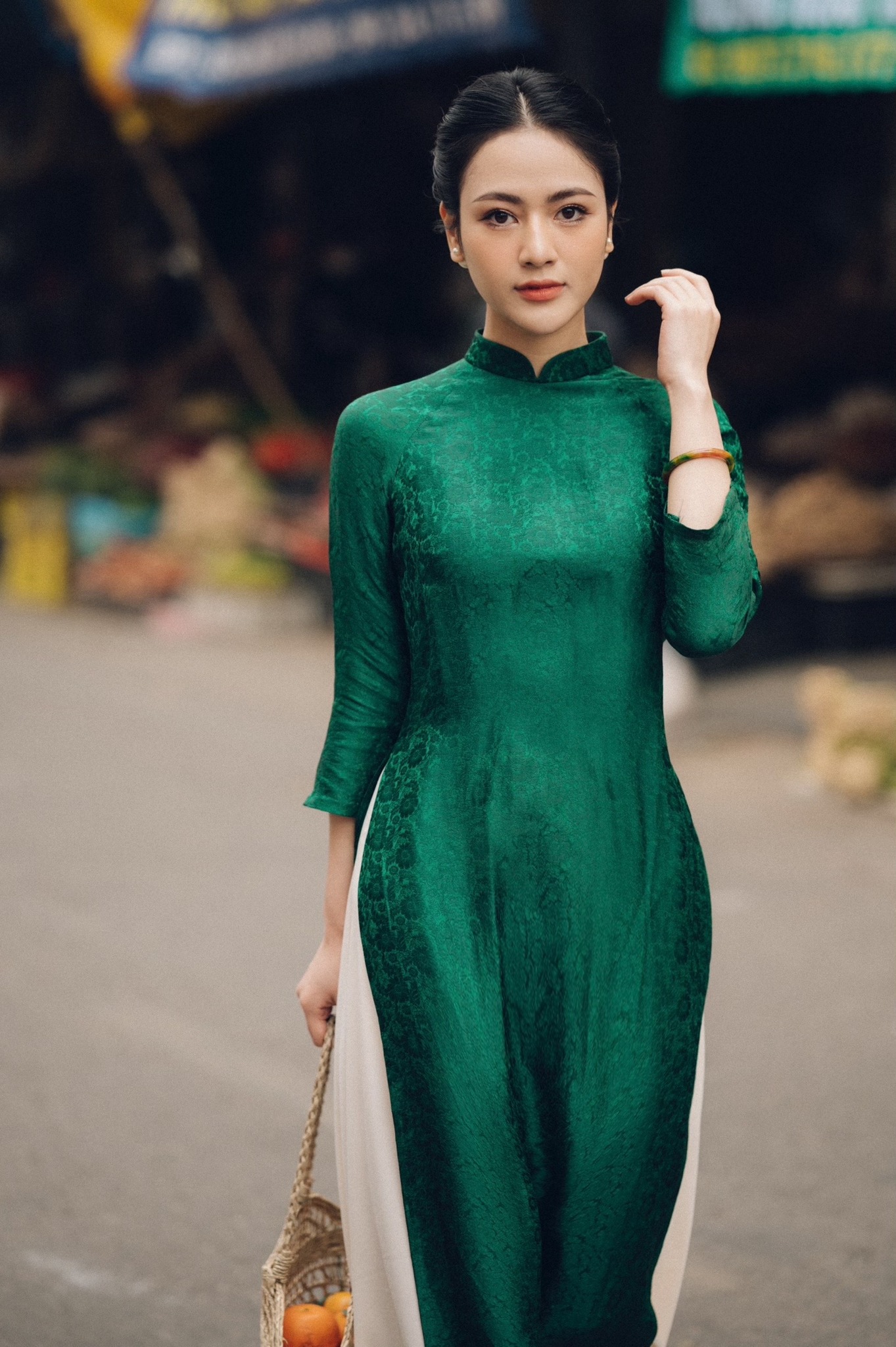 Việt Hoa xinh như tranh vẽ trong loạt ảnh diện áo dài xanh - Ảnh 1