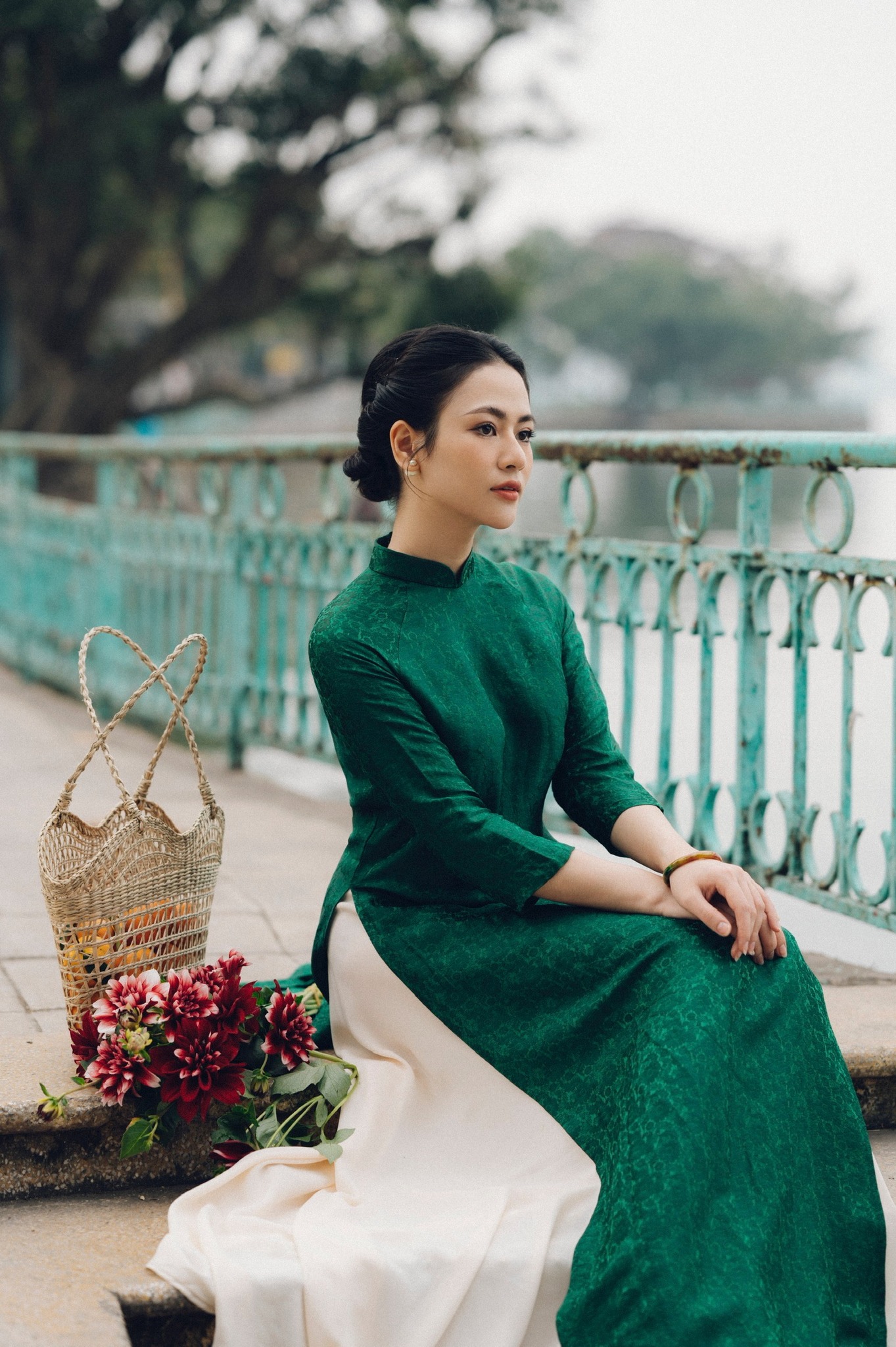 Việt Hoa xinh như tranh vẽ trong loạt ảnh diện áo dài xanh - Ảnh 2