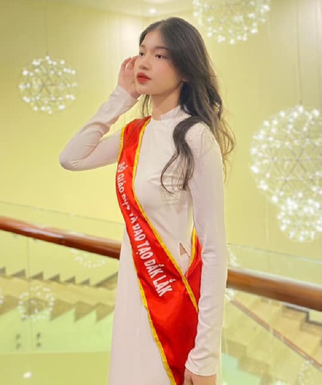 Nữ sinh 18 gây sốt khi vào vai trinh sát trẻ trong 