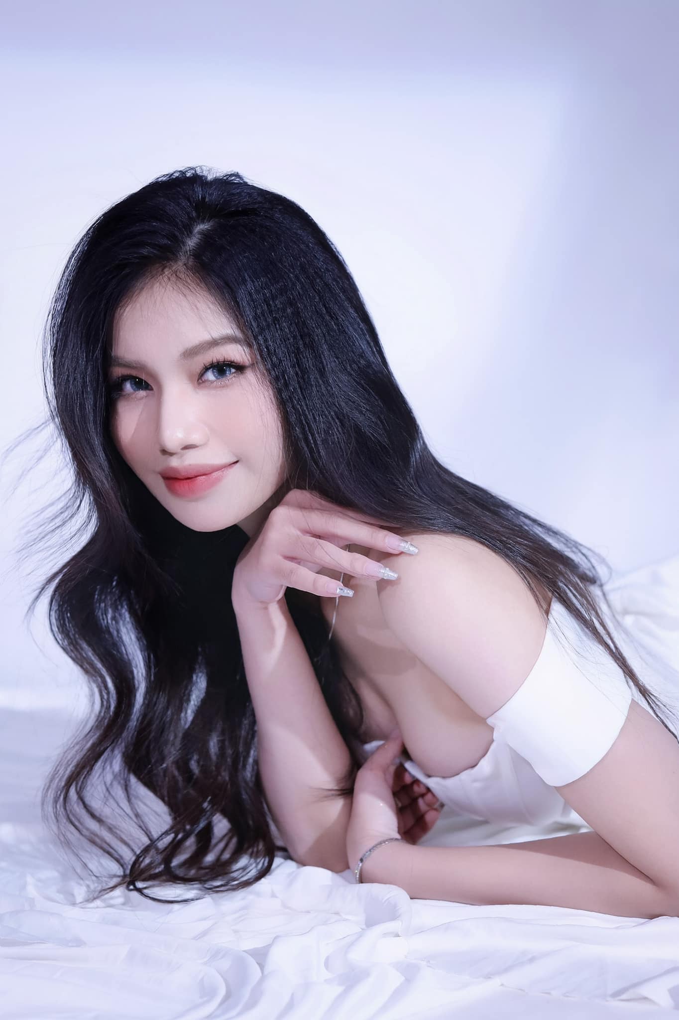 Nữ sinh 18 gây sốt khi vào vai trinh sát trẻ trong 