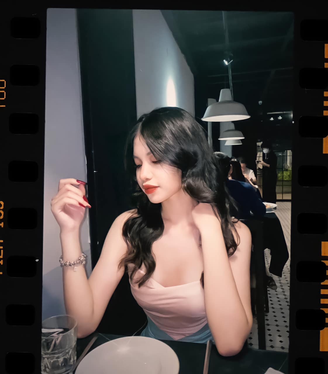 Nữ sinh 18 gây sốt khi vào vai trinh sát trẻ trong 