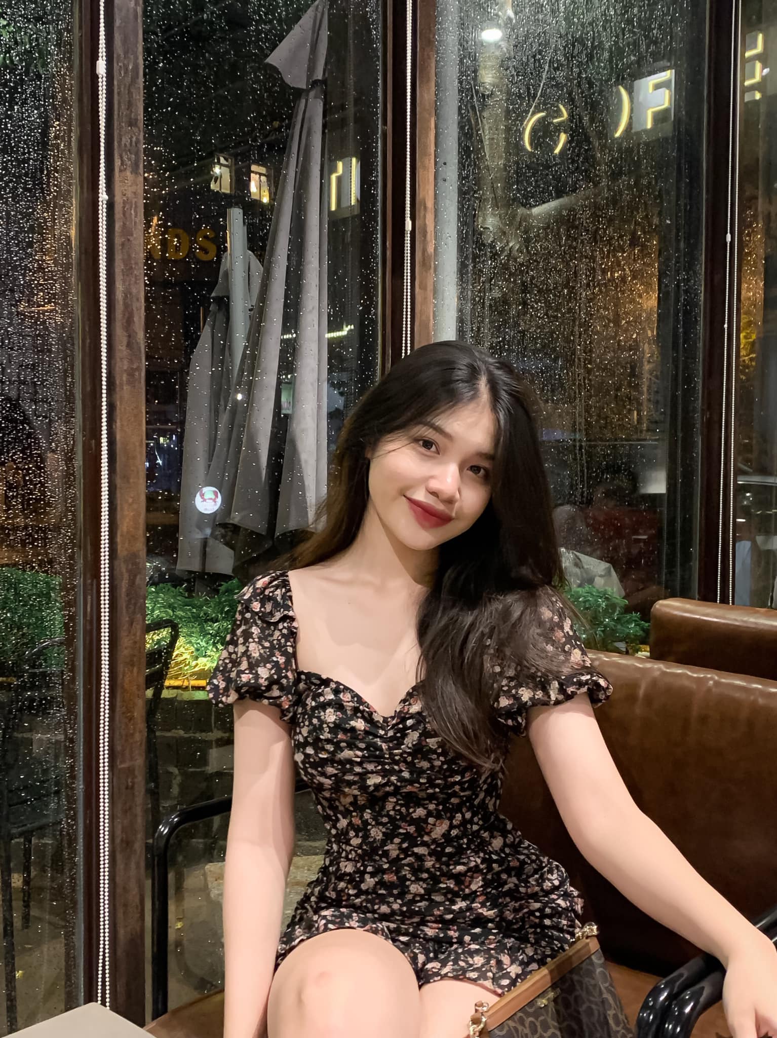 Nữ sinh 18 gây sốt khi vào vai trinh sát trẻ trong 