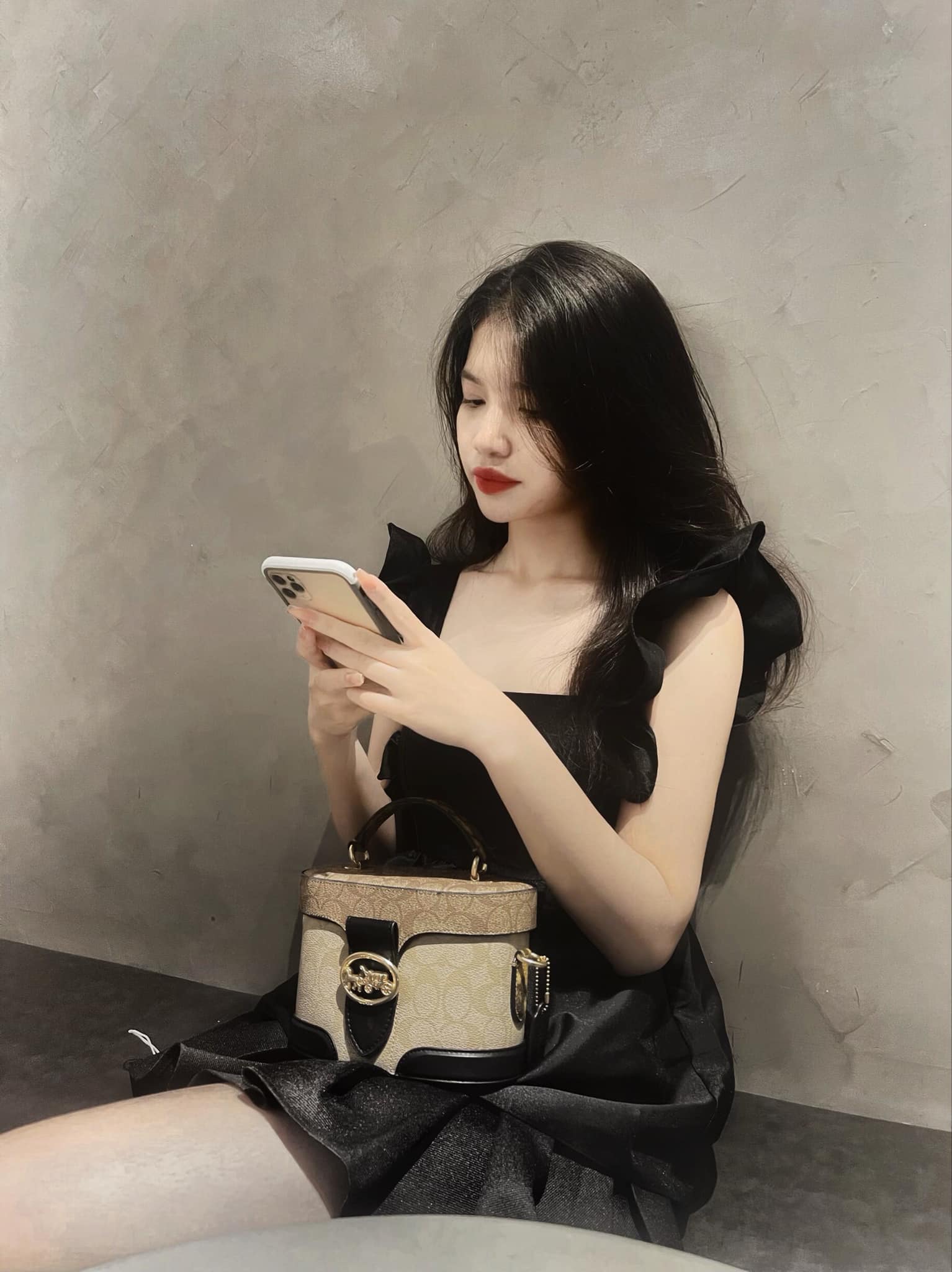 Nữ sinh 18 gây sốt khi vào vai trinh sát trẻ trong 