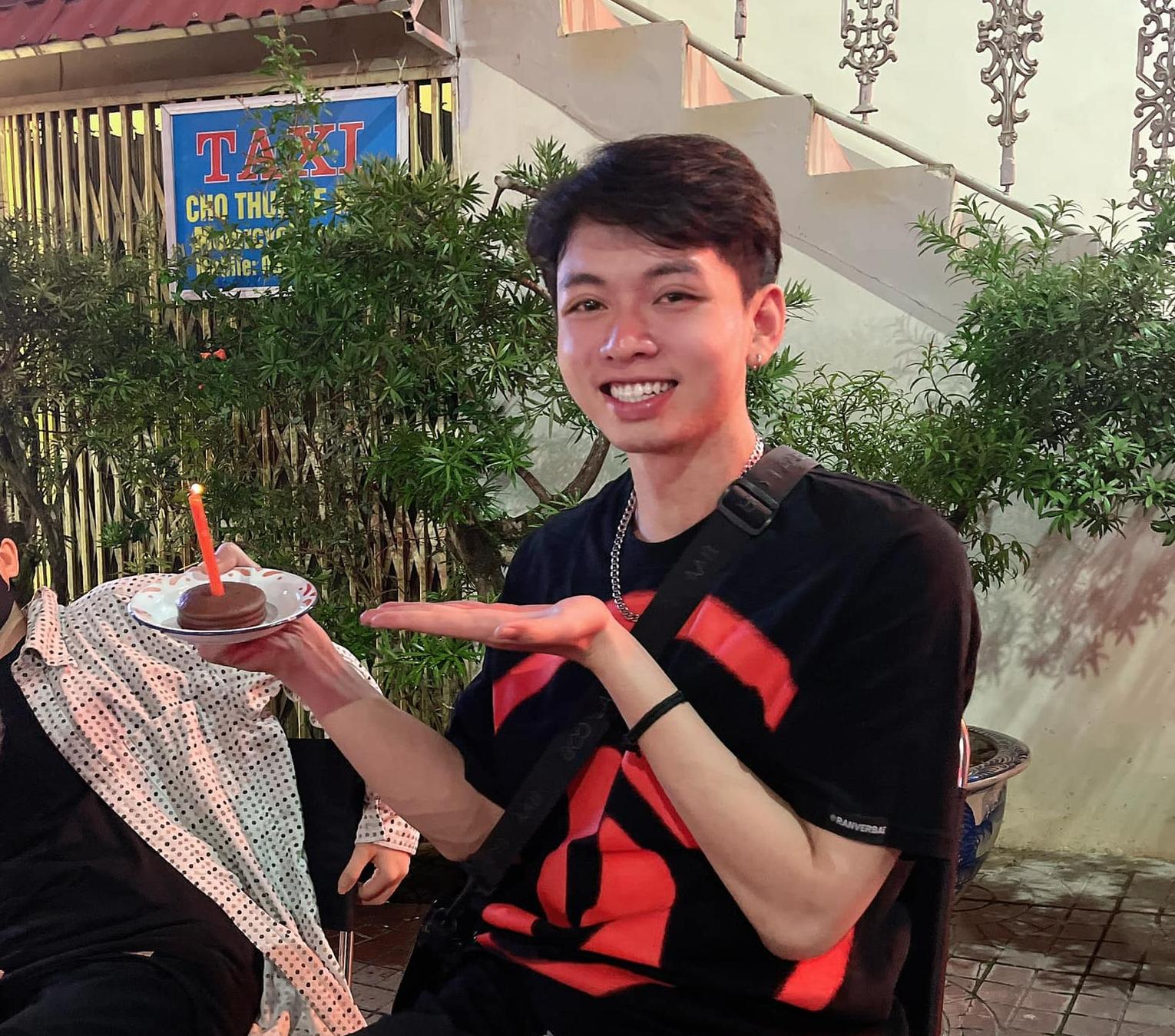 Nhân viên phụ trách tour Nhà tù Hỏa Lò gây sốt vì 