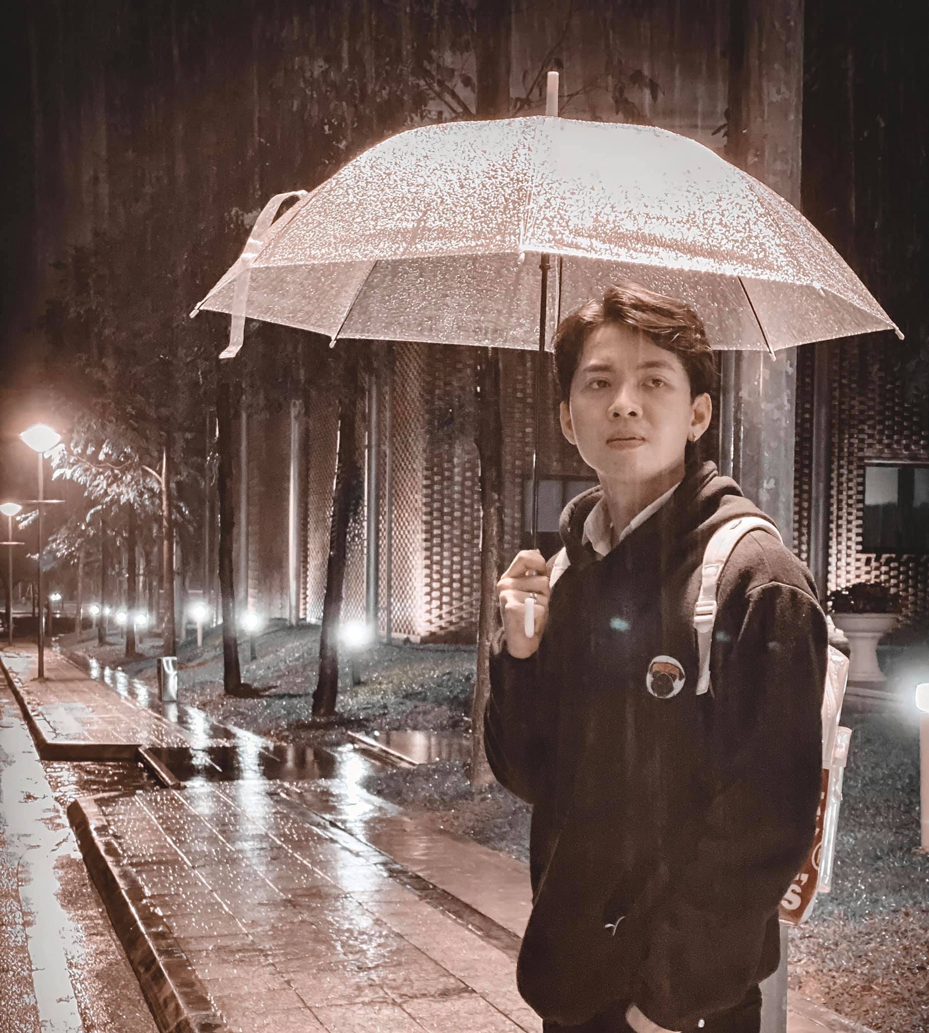 Nhân viên phụ trách tour Nhà tù Hỏa Lò gây sốt vì 