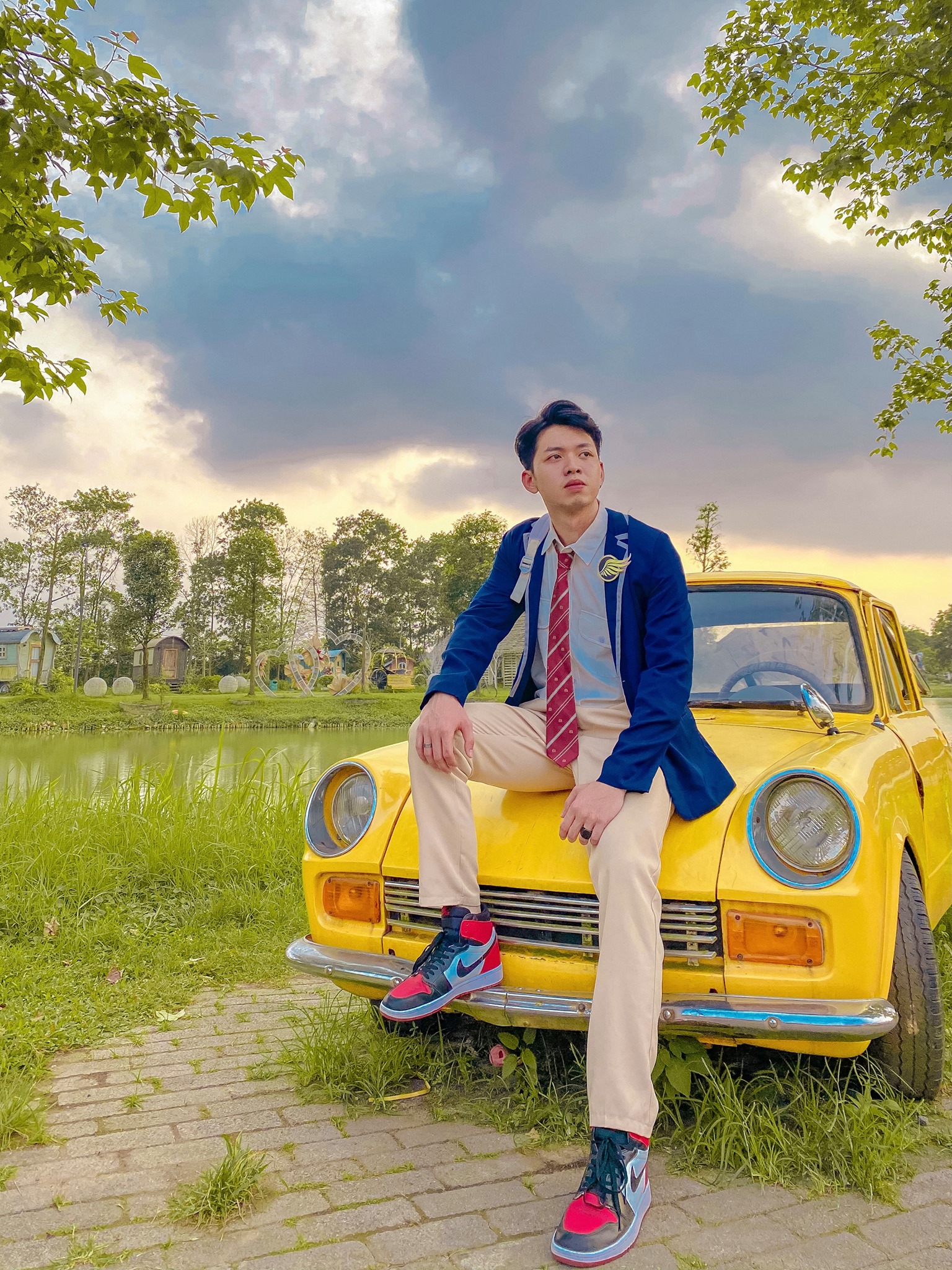 Nhân viên phụ trách tour Nhà tù Hỏa Lò gây sốt vì 