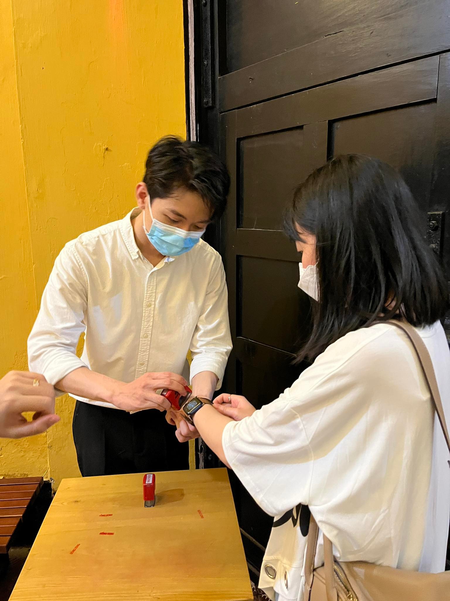 Nhân viên phụ trách tour Nhà tù Hỏa Lò gây sốt vì 