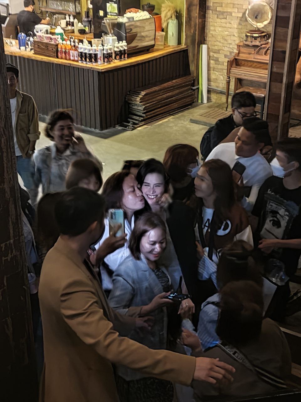 Đông Nhi được fan vây kín, ôm hôn thắm thiết như gia đình thực thụ - Ảnh 1