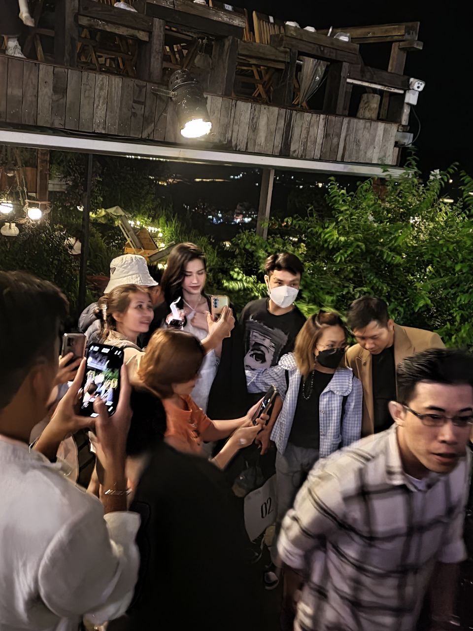 Đông Nhi được fan vây kín, ôm hôn thắm thiết như gia đình thực thụ - Ảnh 1