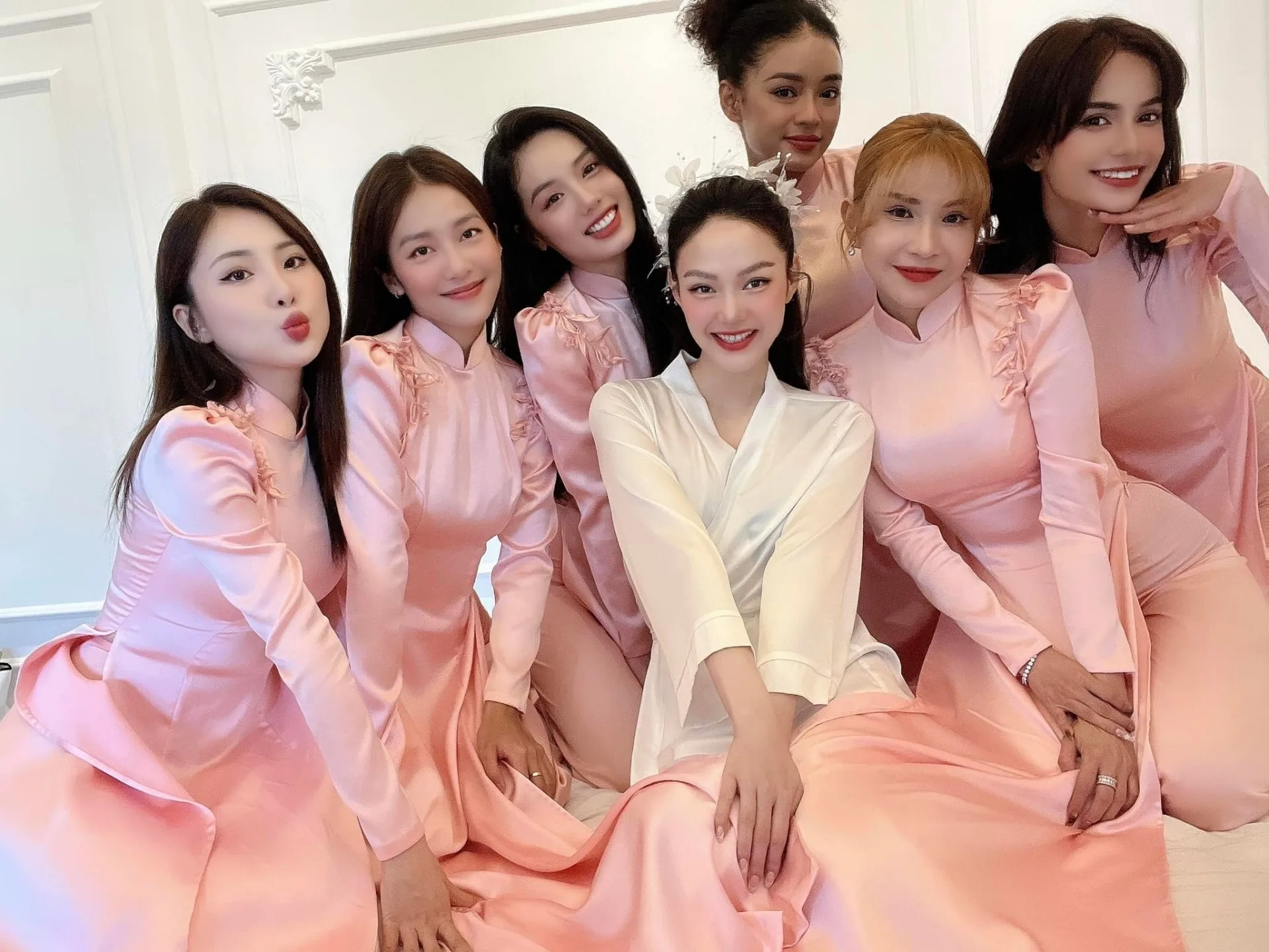 Minh Hằng làm đám hỏi với ông xã đại gia, dàn phù dâu chất lượng chiếm trọn spotlight - Ảnh 1