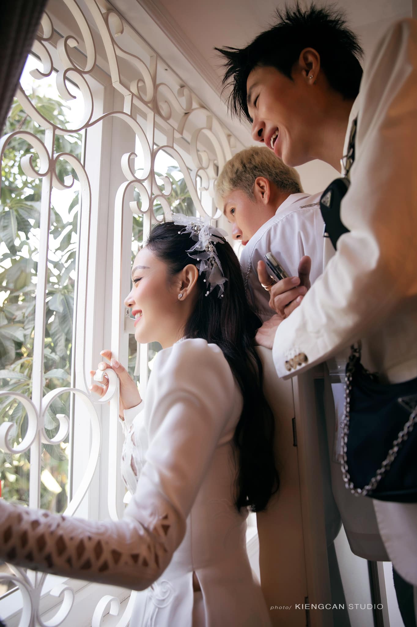 Khoảng khắc đám hỏi của Minh Hằng: Chàng rể U50 ôm lấy mẹ vợ đầy tình cảm - Ảnh 2