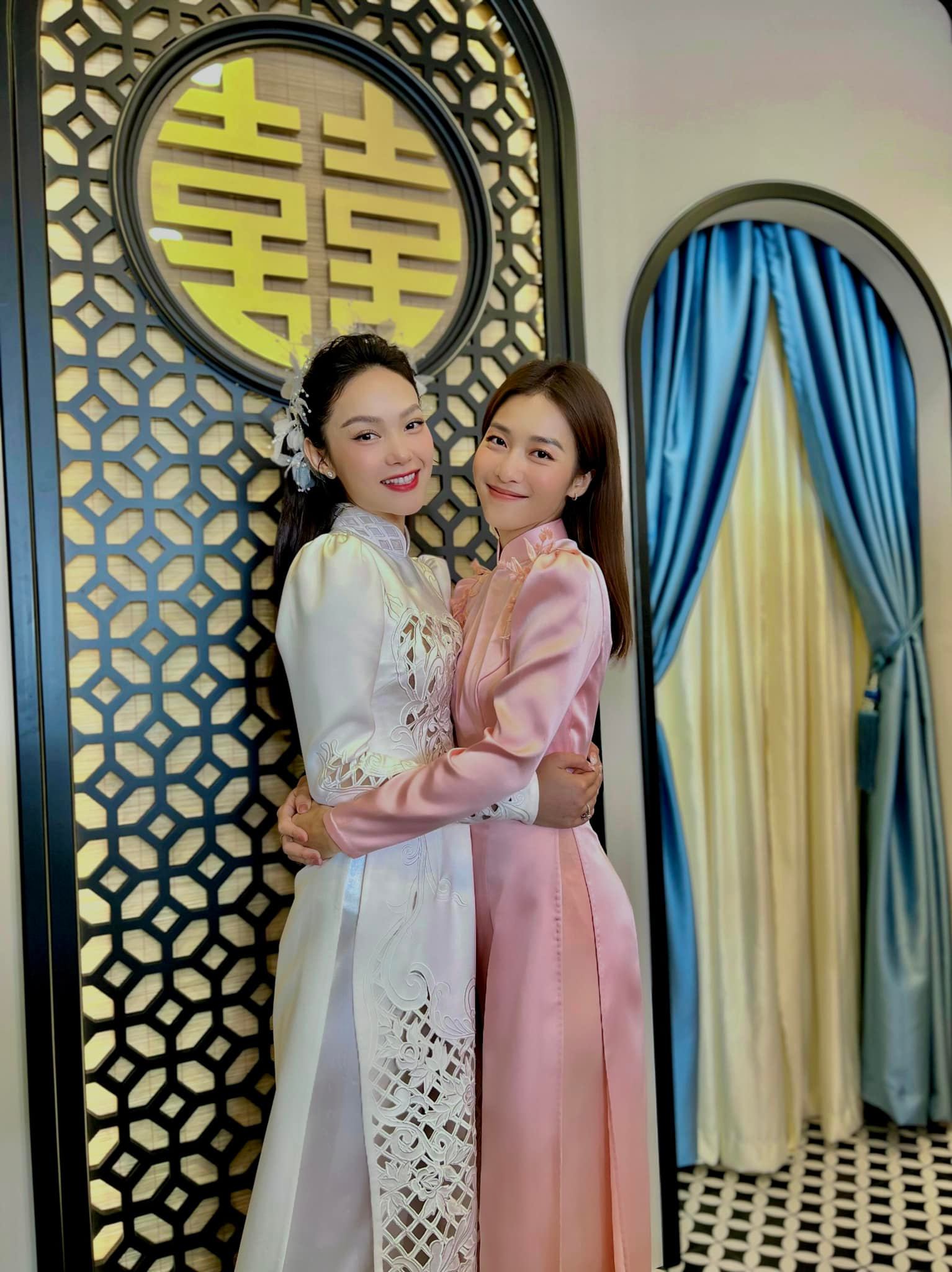 Khoảng khắc đám hỏi của Minh Hằng: Chàng rể U50 ôm lấy mẹ vợ đầy tình cảm - Ảnh 3