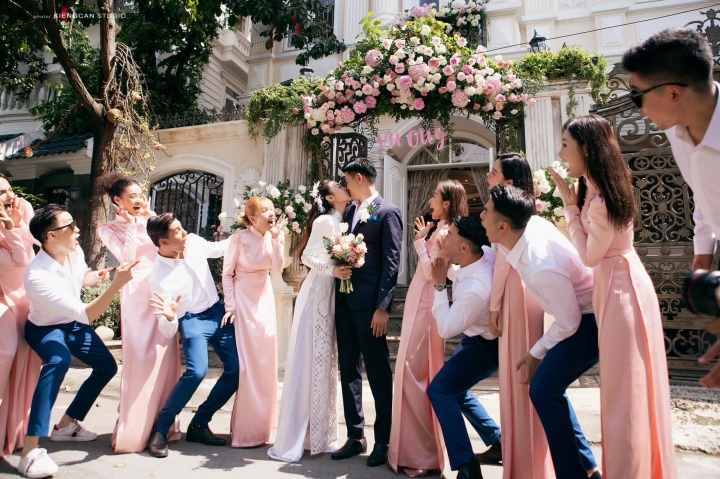 Khoảng khắc đám hỏi của Minh Hằng: Chàng rể U50 ôm lấy mẹ vợ đầy tình cảm - Ảnh 5