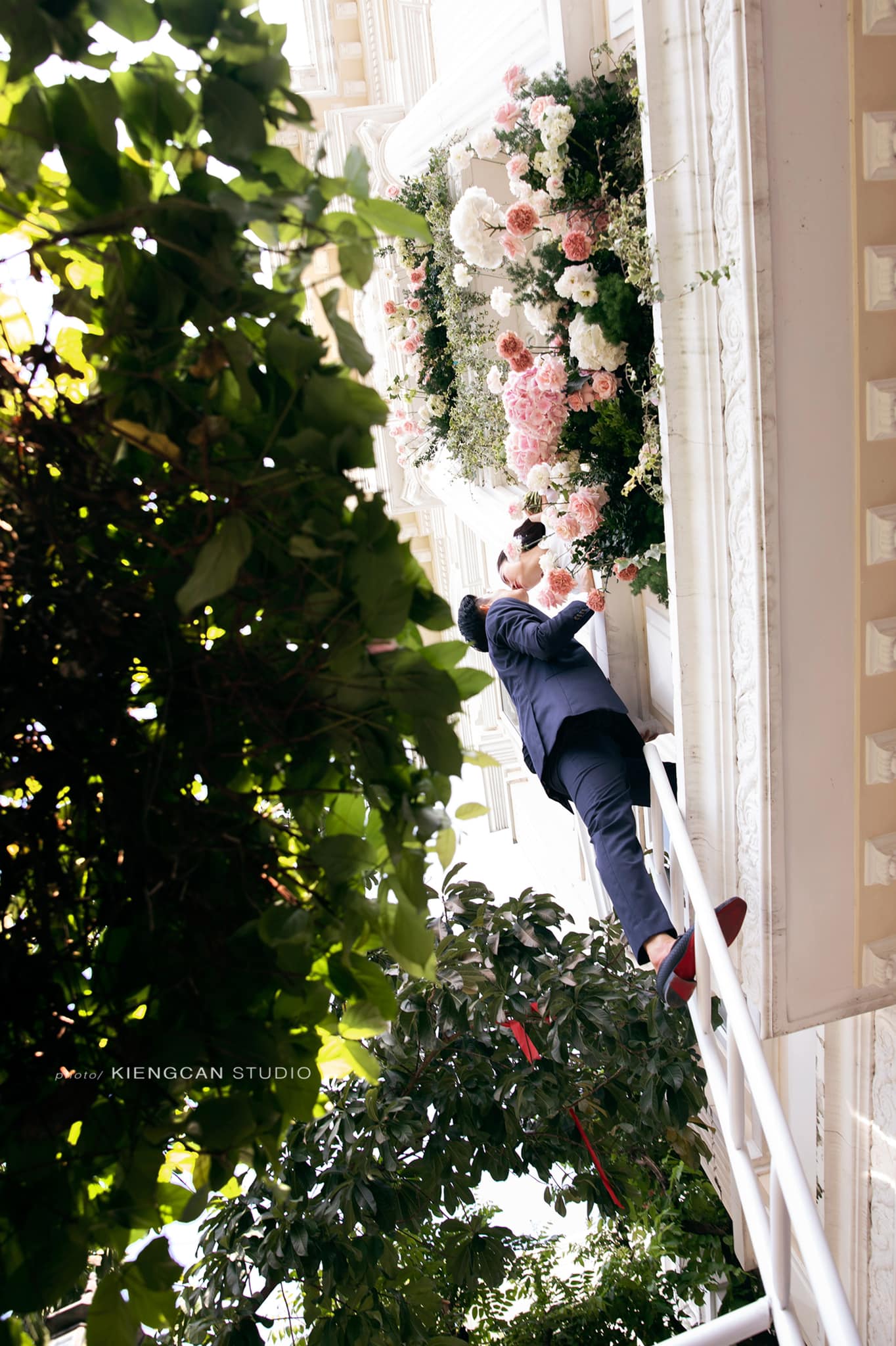 Khoảng khắc đám hỏi của Minh Hằng: Chàng rể U50 ôm lấy mẹ vợ đầy tình cảm - Ảnh 7