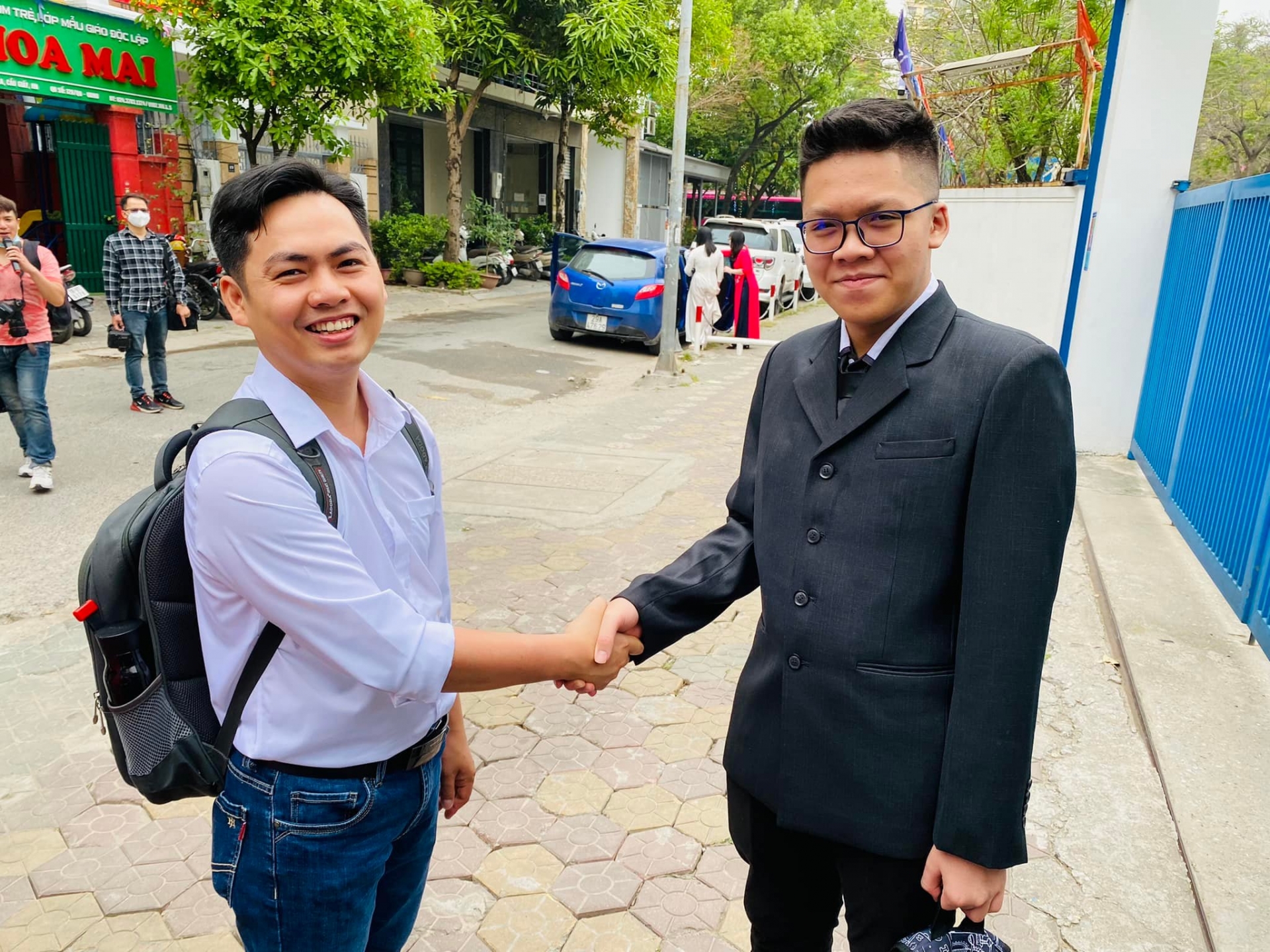 Võ Quốc Bá Cẩn là ai? Thầy chủ nhiệm của lớp có 100% học sinh đỗ vào lớp 10 chuyên - Ảnh 3