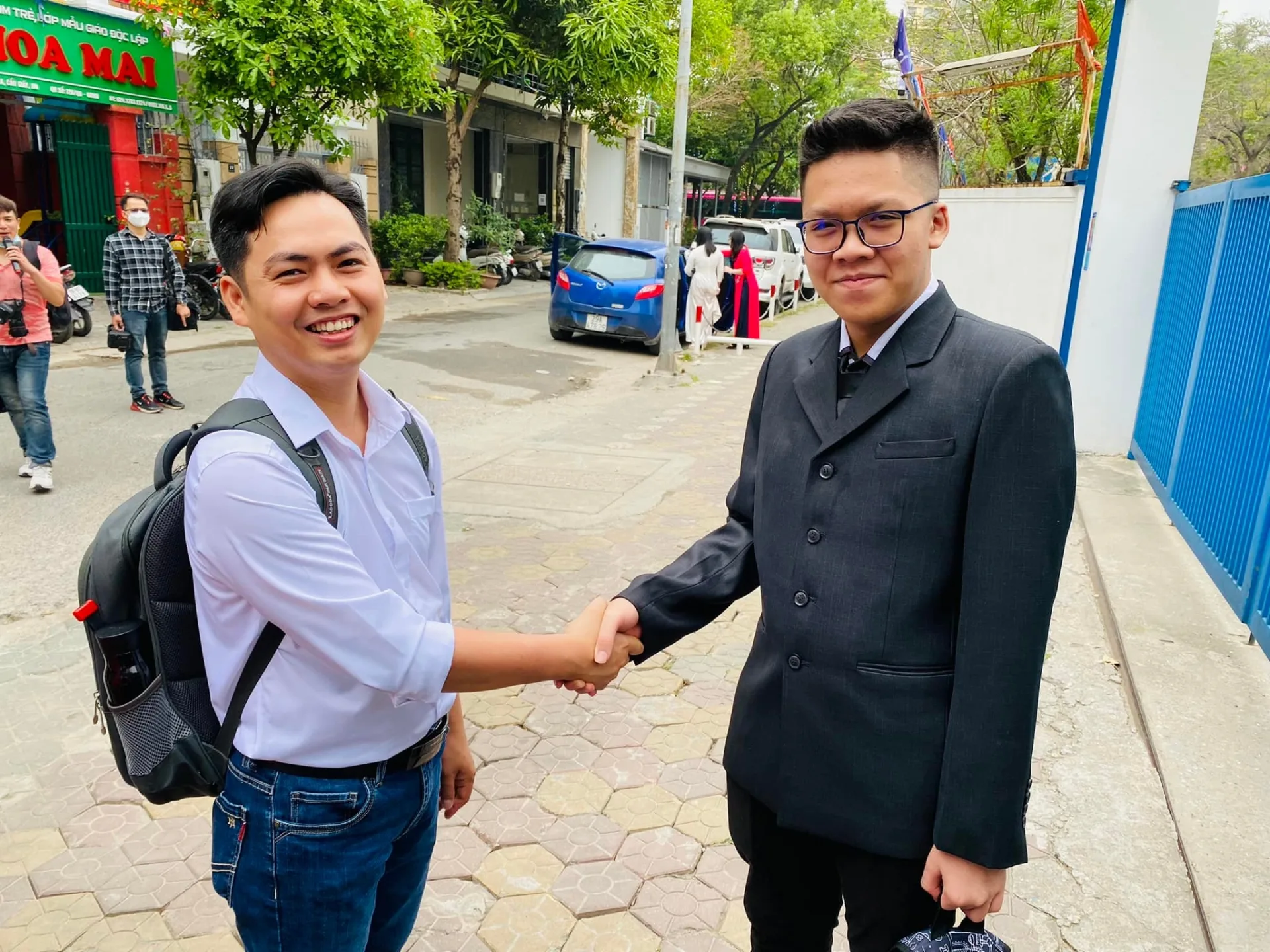 Võ Quốc Bá Cẩn là ai? Thầy chủ nhiệm của lớp có 100% học sinh đỗ vào lớp 10 chuyên - Ảnh 3