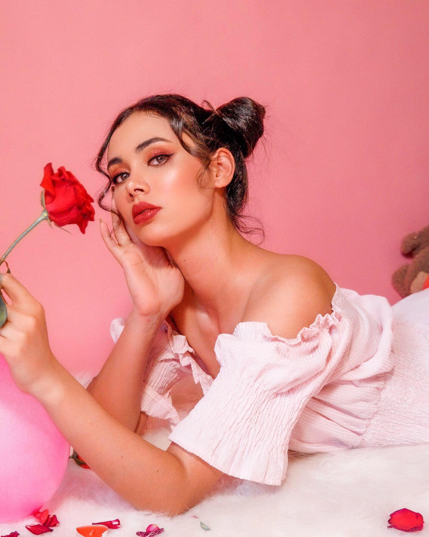 Ngắm nhan sắc Mỹ nhân lai đăng quang Hoa hậu Hoàn vũ Campuchia 2022 - Ảnh 2