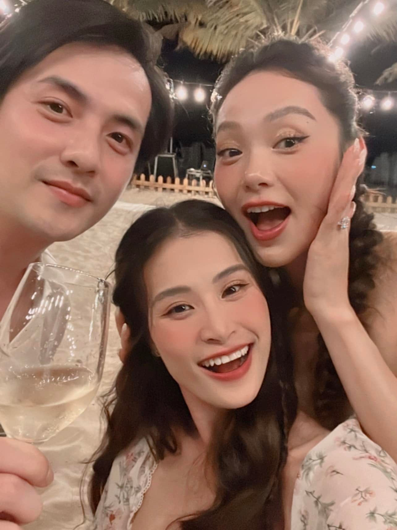 Minh Hằng xinh xắn trong tiệc độc thân, tiết lộ quà 