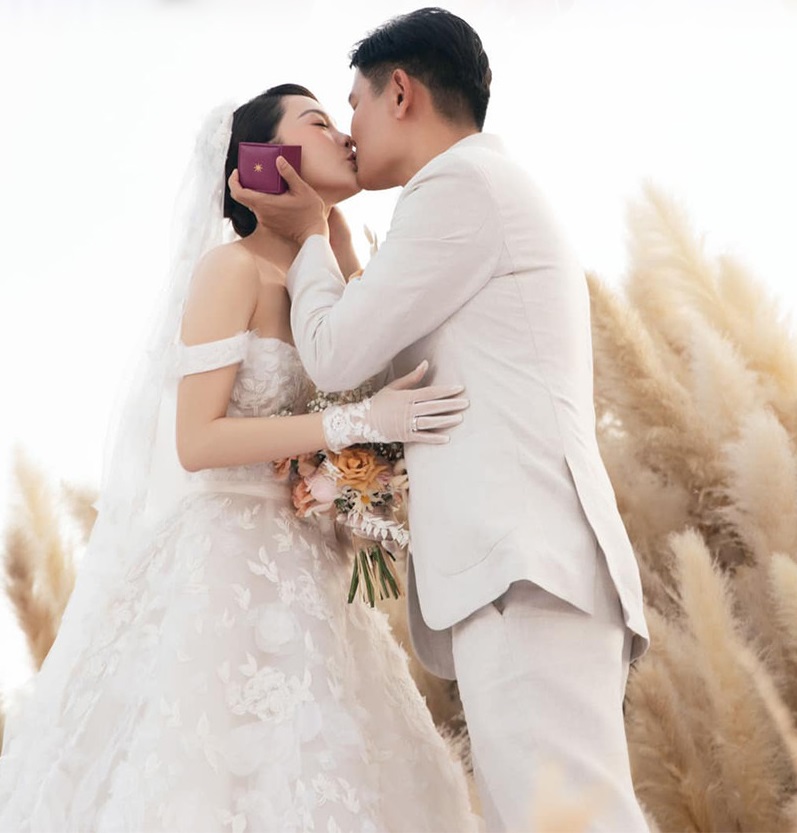 Đám cưới Minh Hằng: Ông xã doanh nhân U50 lộ diện cực điển trai - Ảnh 1