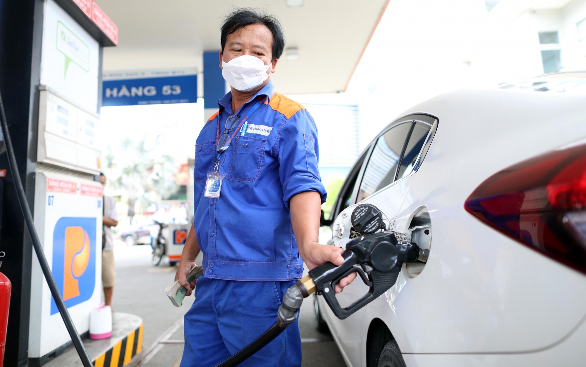 Chiều nay, giá xăng có thể tăng thêm đến 400 đồng/lít - Ảnh 1