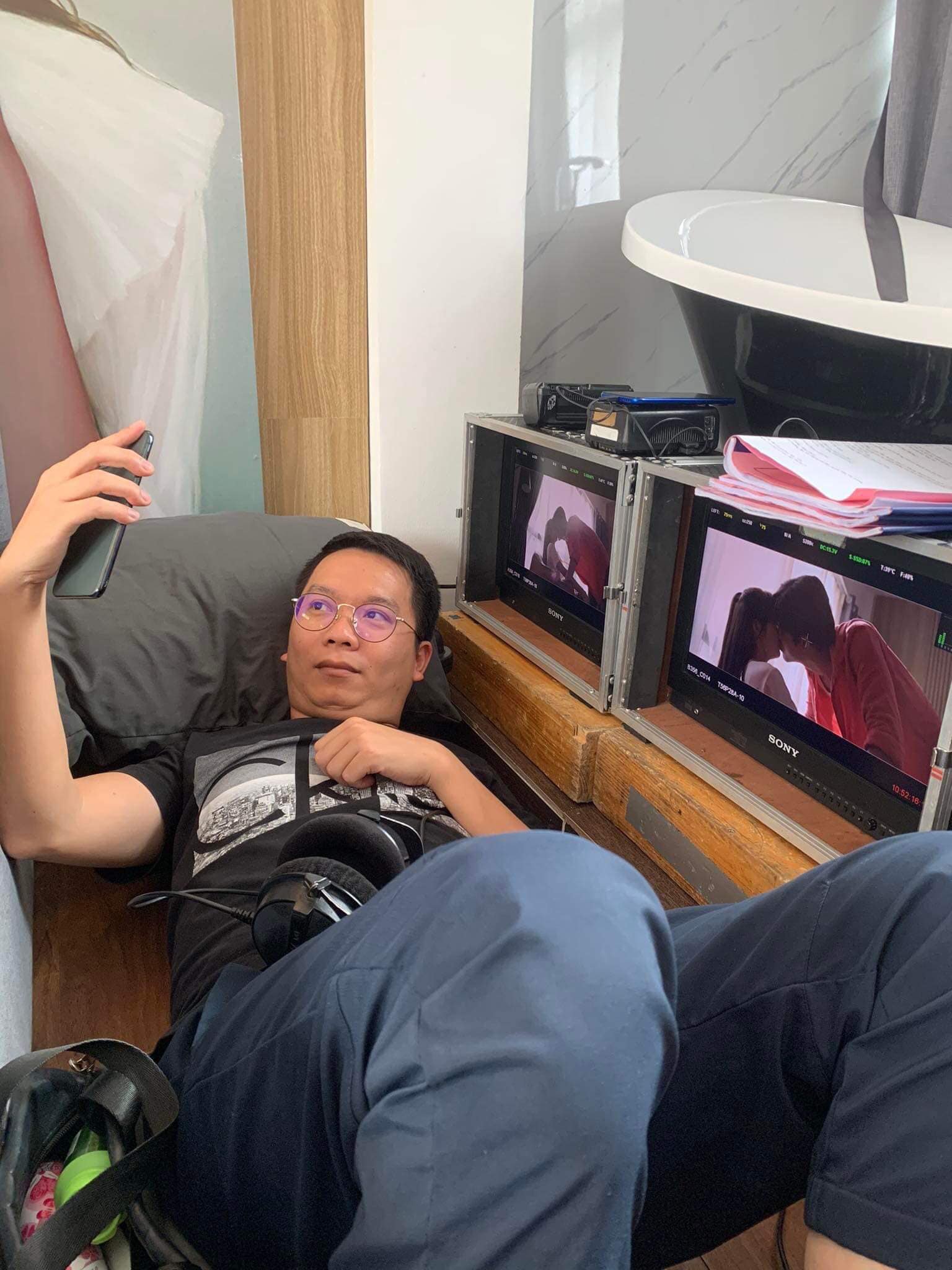 Lộ cảnh hậu trường ngọt ngào của em út Vân Vân và Đông Phong trong 