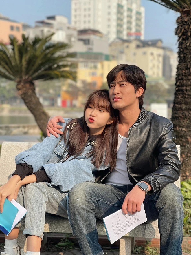 Lộ cảnh hậu trường ngọt ngào của em út Vân Vân và Đông Phong trong 