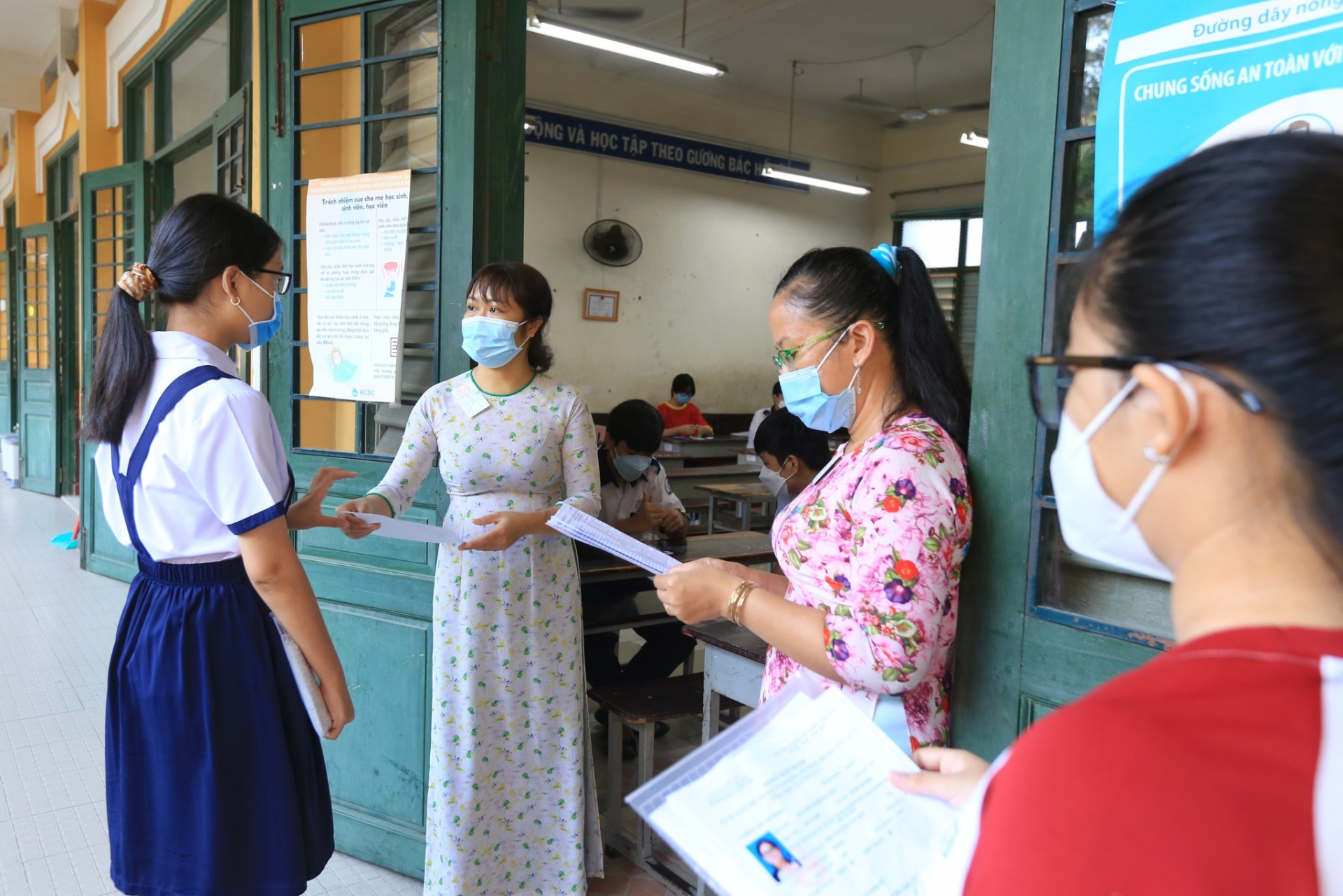 Xuất hiện thí sinh đạt ba điểm 10 tuyệt đối kì thi tuyển sinh vào 10 THPT ở TP. HCM - Ảnh 1