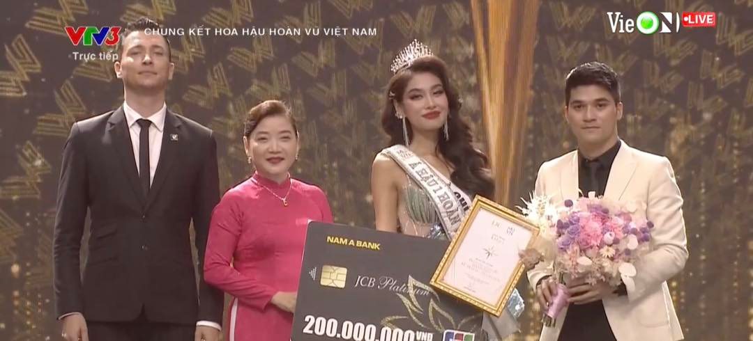 Á hậu Thảo Nhi vừa đăng quang đã gặp 