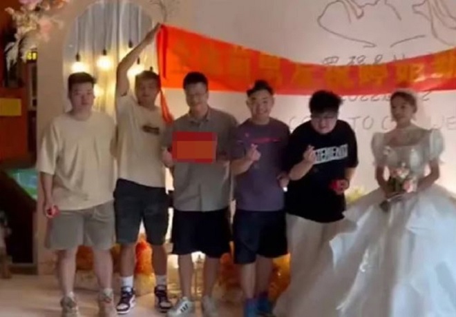 Cô gái mời 9 anh người yêu cũ đến đám cưới và cái kết bất ngờ - Ảnh 1