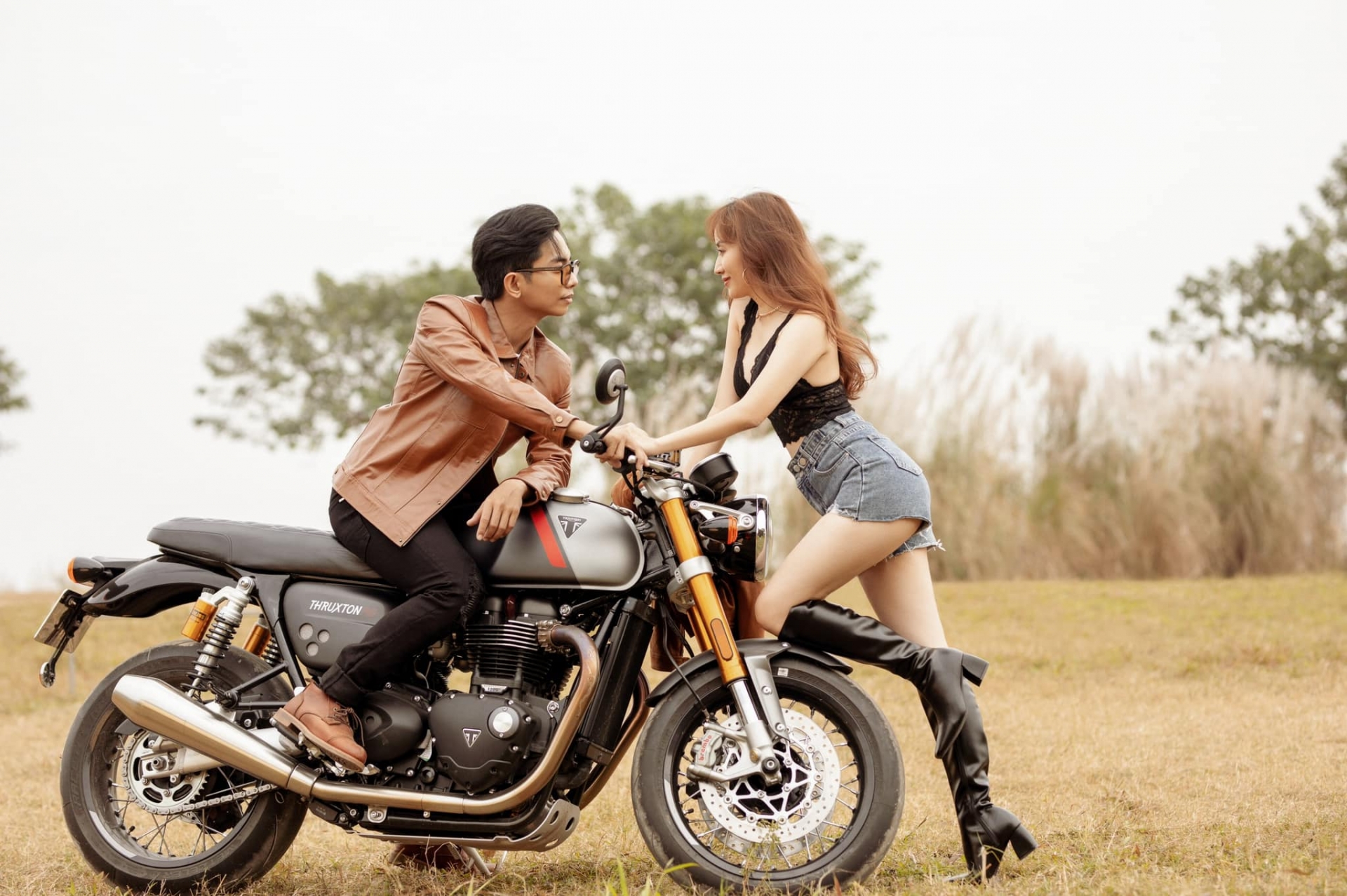 Khánh Thi mặc nội y, tạo dáng gợi cảm bên Phan Hiển - Ảnh 3