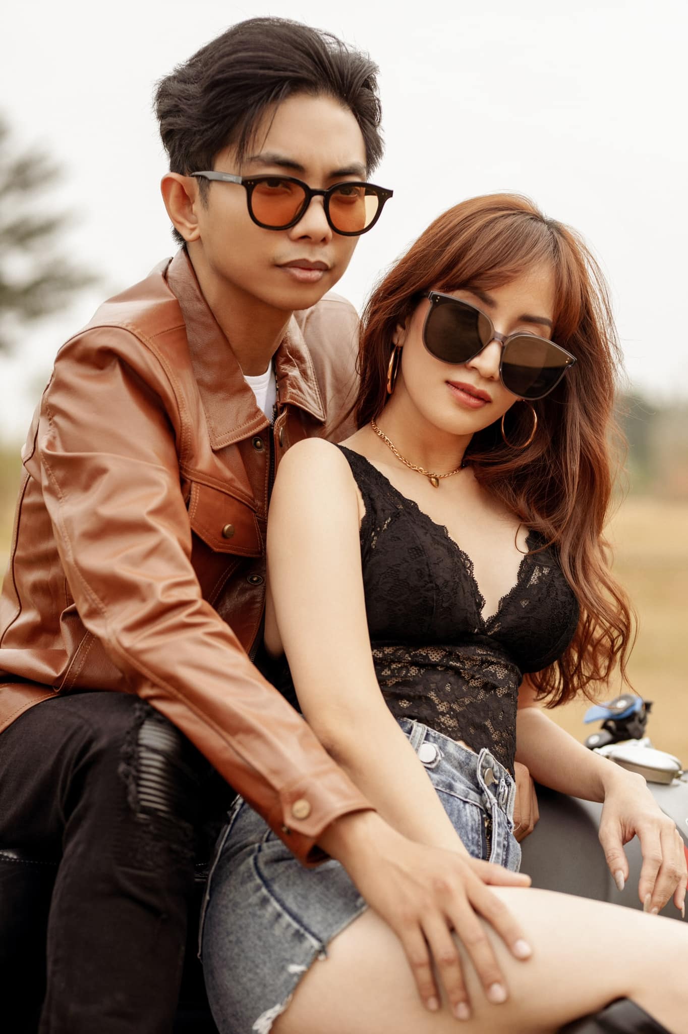 Khánh Thi mặc nội y, tạo dáng gợi cảm bên Phan Hiển - Ảnh 1