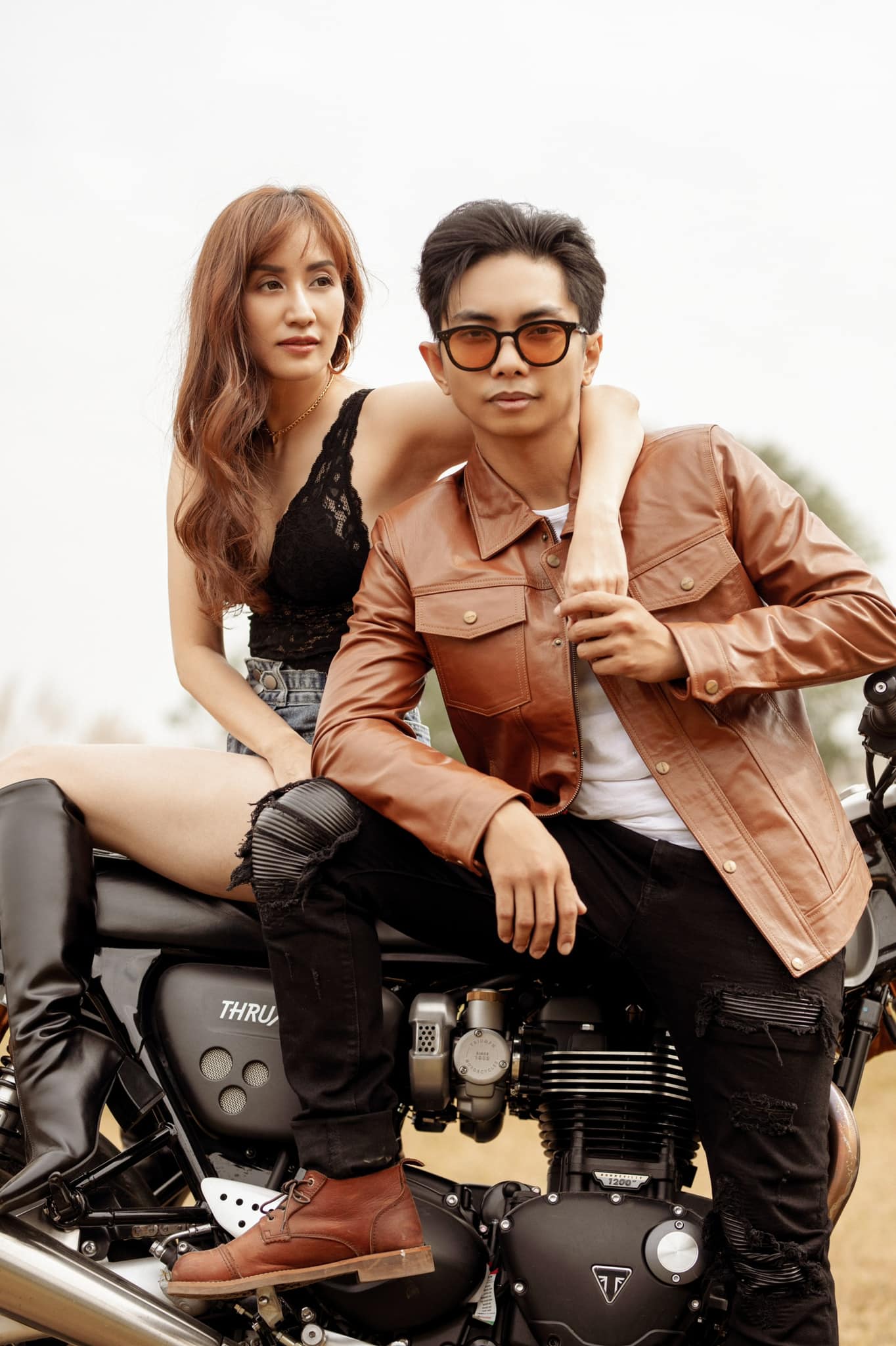 Khánh Thi mặc nội y, tạo dáng gợi cảm bên Phan Hiển - Ảnh 2