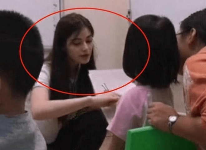 Quá xinh đẹp, cô giáo bị mẹ học sinh đòi đuổi việc - Ảnh 1