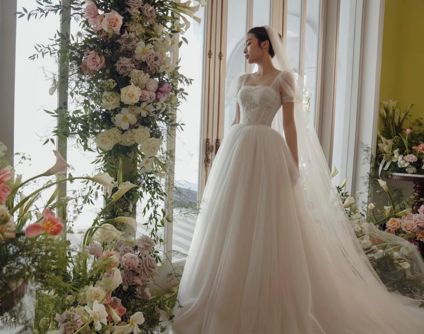 Rầm rộ khoảnh khắc Đỗ Mỹ Linh thử váy cưới, ngày về chung nhà với con trai bầu Hiển không còn xa? - Ảnh 1