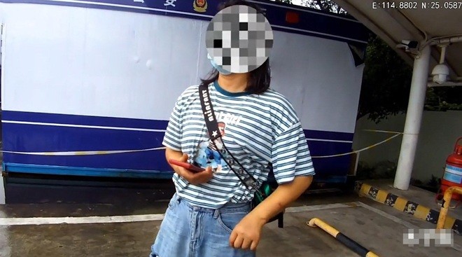 Tự ý mua cho mẹ đẻ đôi dép 350k, người phụ nữ bị bỏ lại giữa đường cao tốc - Ảnh 1